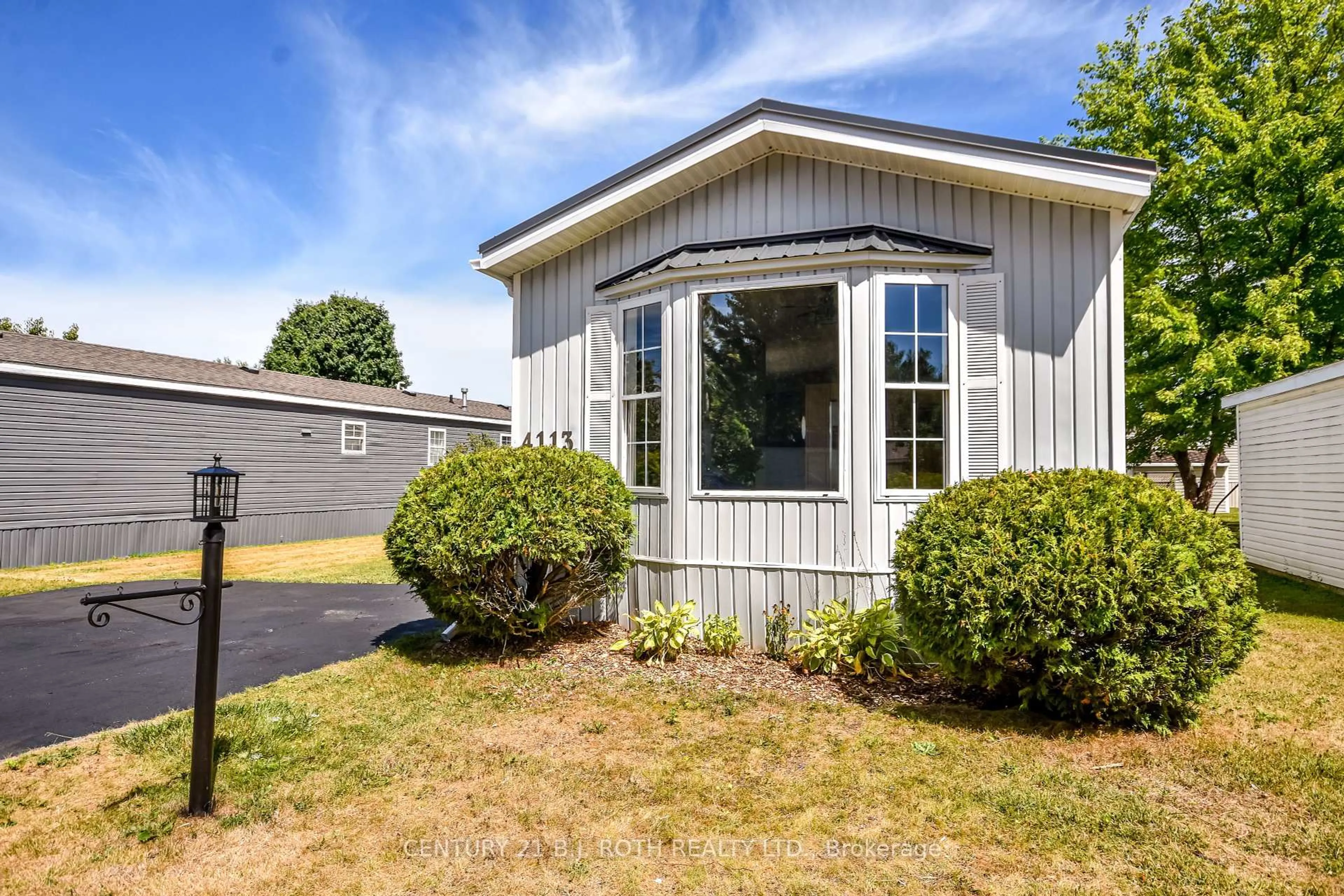 Home with vinyl exterior material, unknown for 4113 Ash Cres, Severn Ontario L3V 6H4