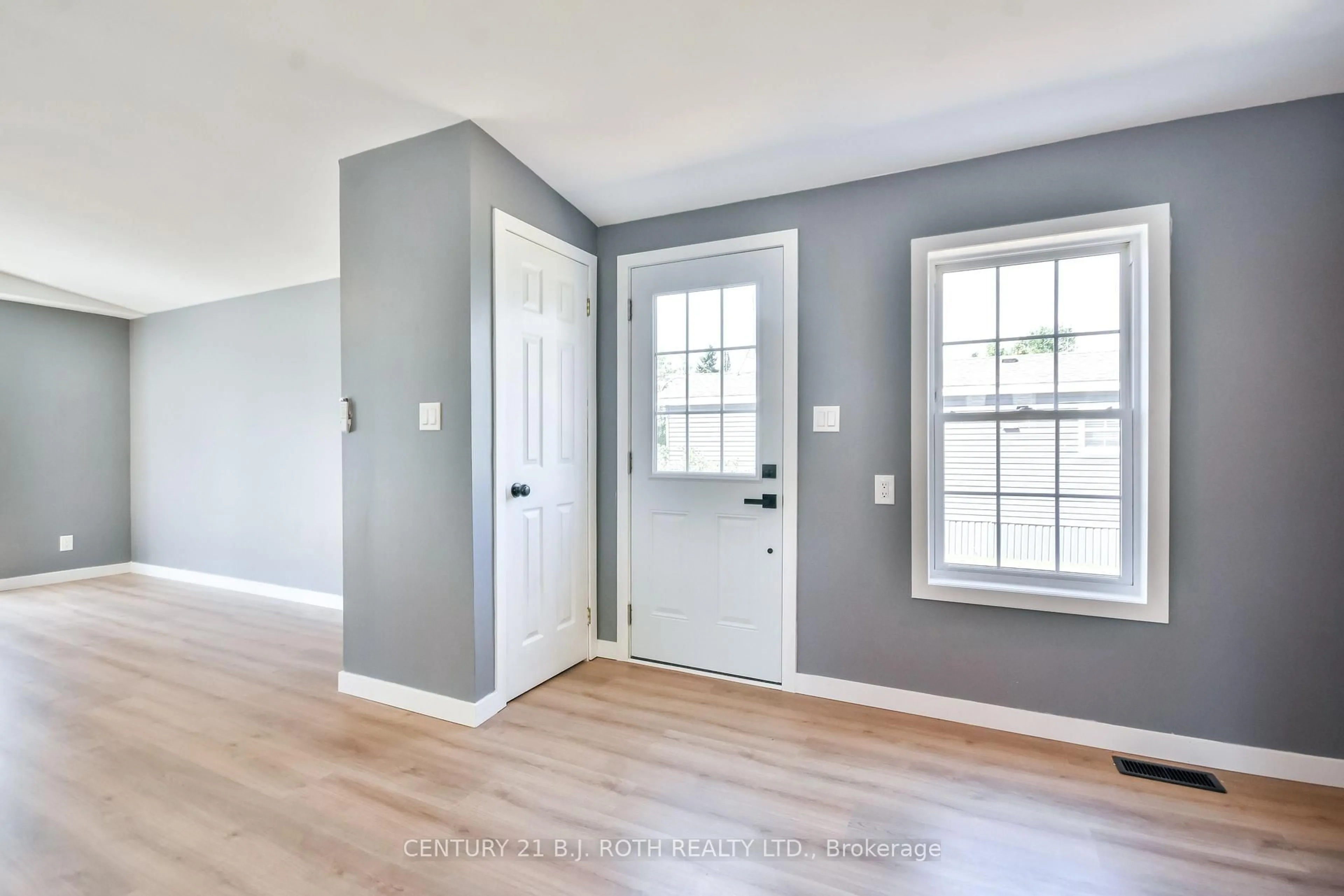 Indoor entryway for 4113 Ash Cres, Severn Ontario L3V 6H4