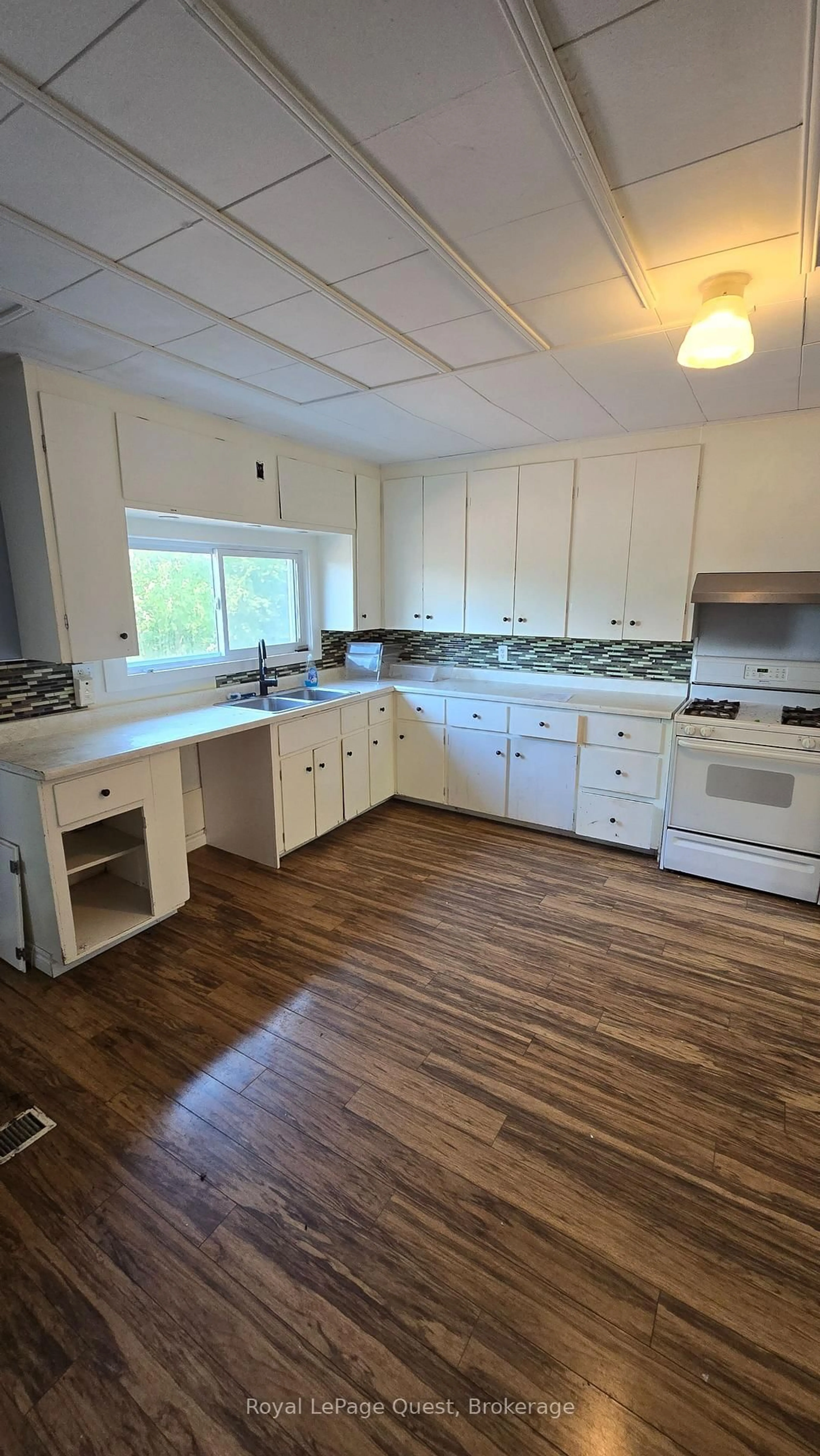 Standard kitchen, unknown for 699 Quebec St, Midland Ontario L4R 1E3