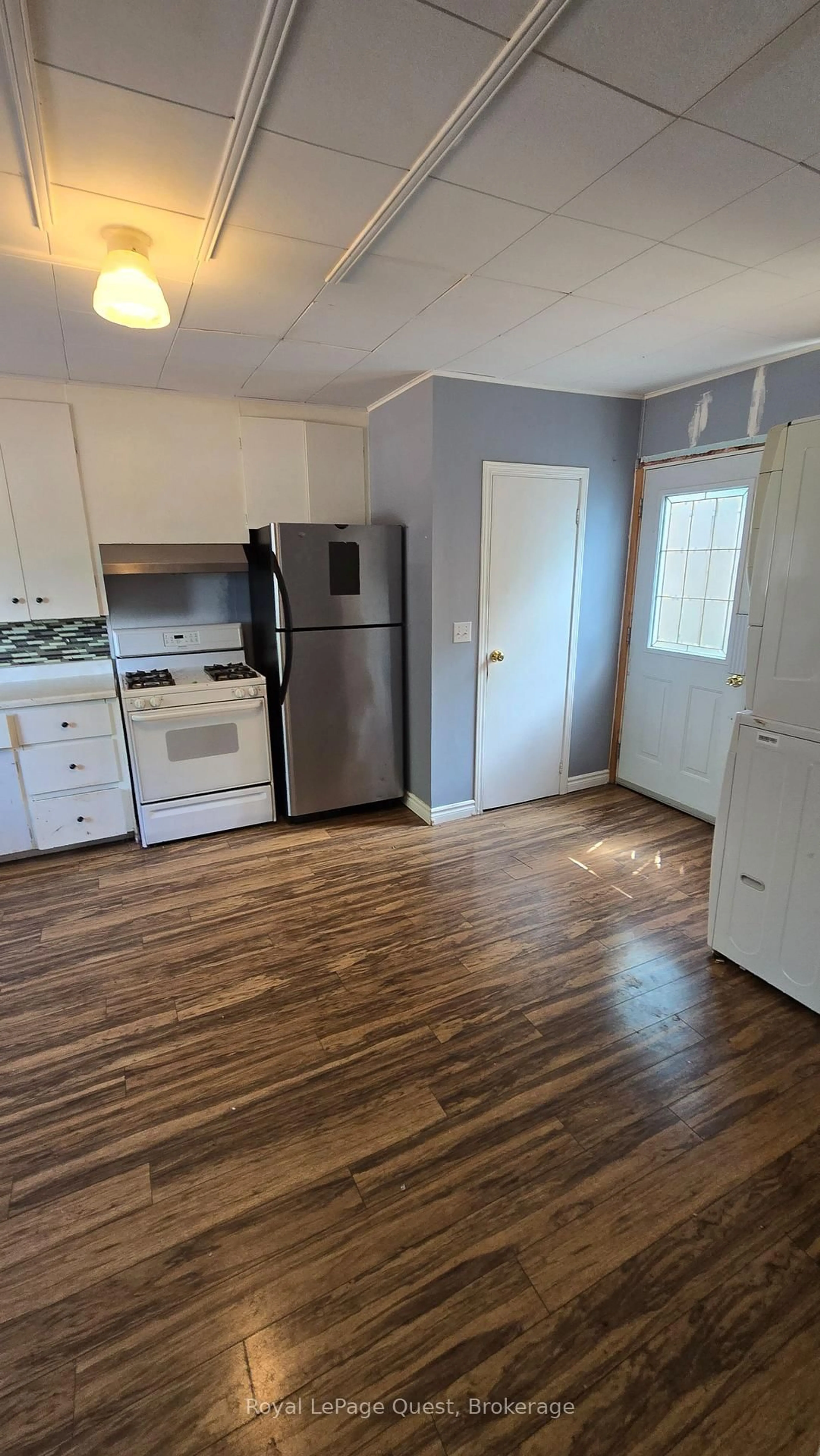 Standard kitchen, unknown for 699 Quebec St, Midland Ontario L4R 1E3