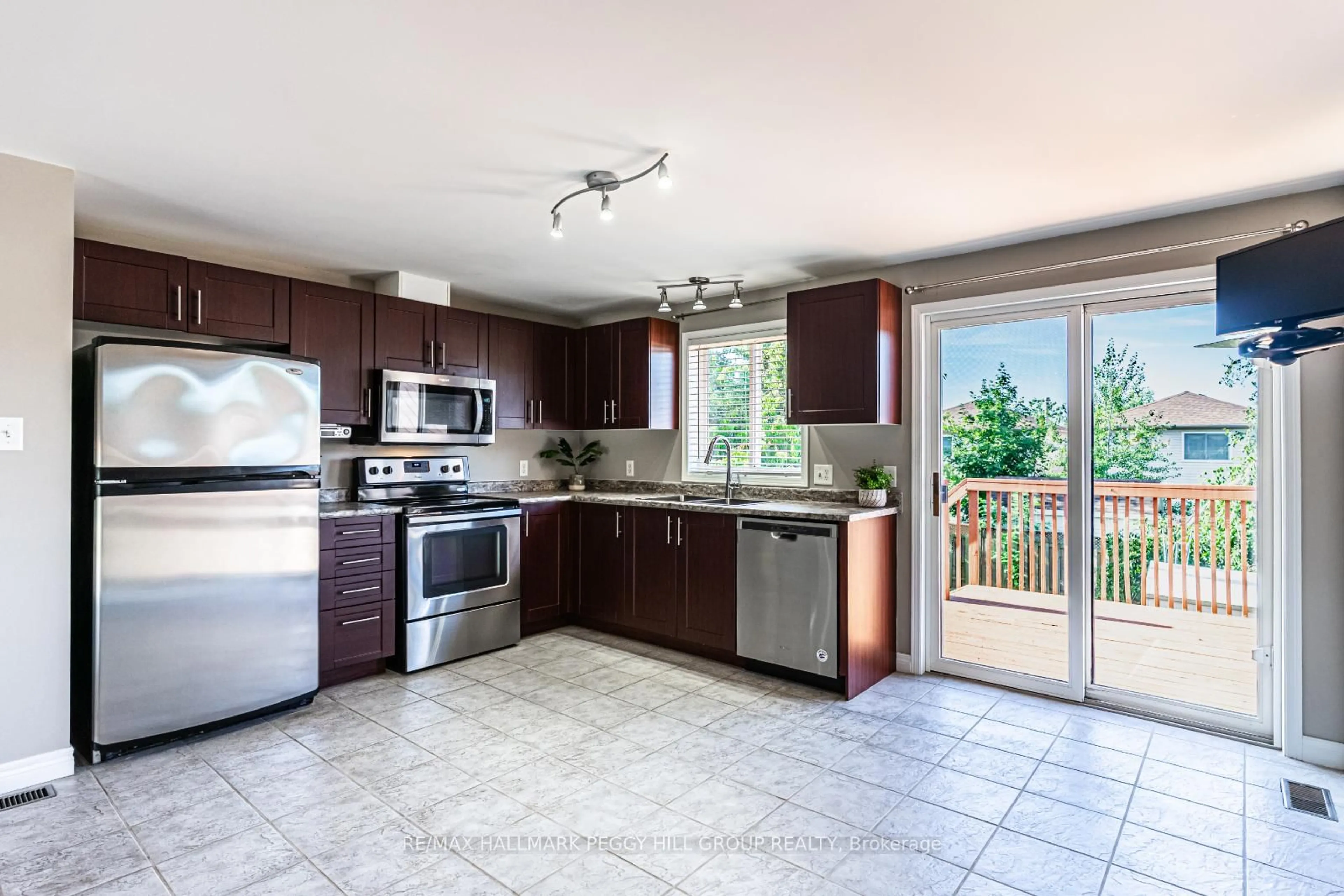 Open concept kitchen, ceramic/tile floor for 261 Mapleton Ave, Barrie Ontario L4N 8T3