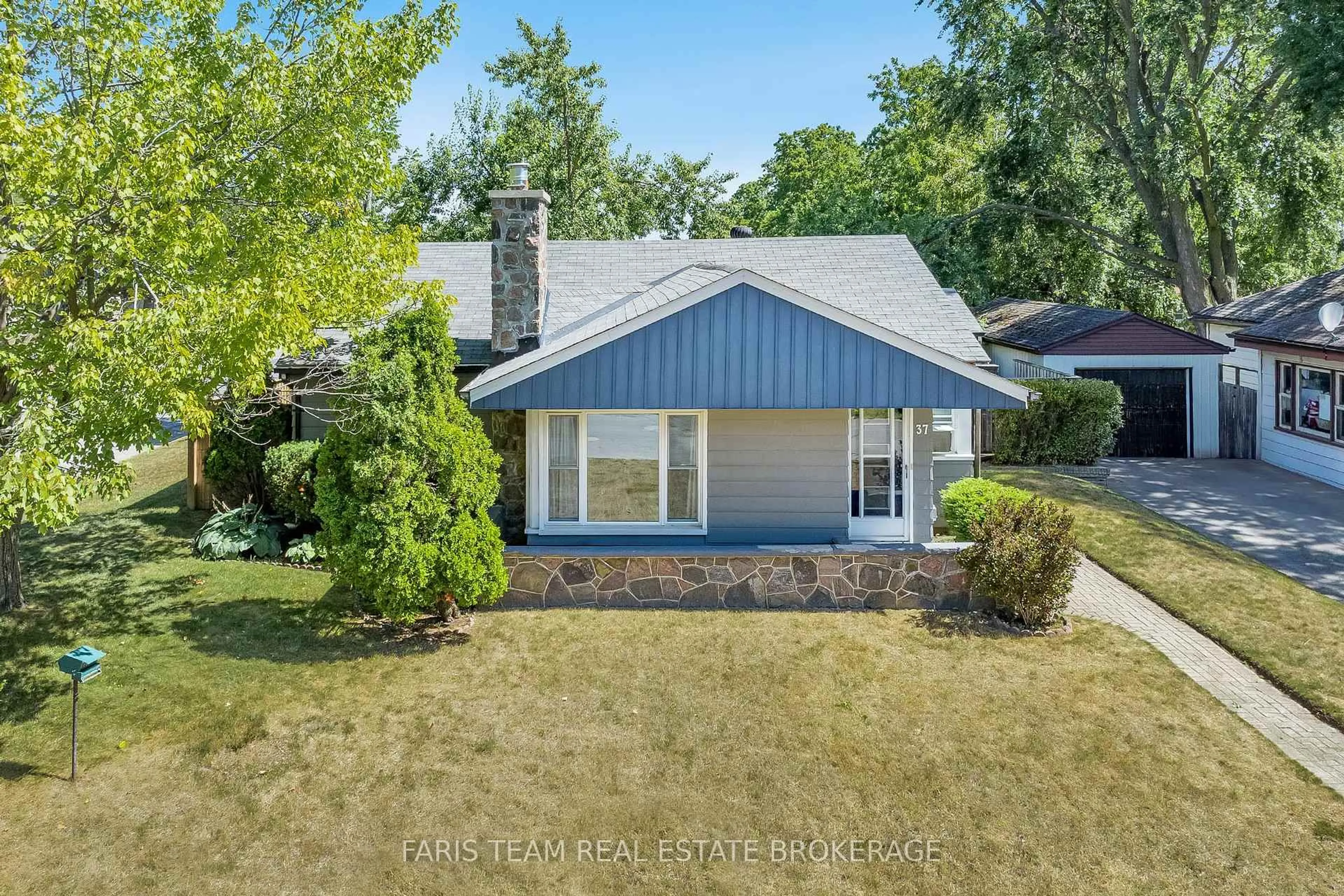 A pic from outside/outdoor area/front of a property/back of a property/a pic from drone, unknown for 37 Lount St, Barrie Ontario L4M 3E3