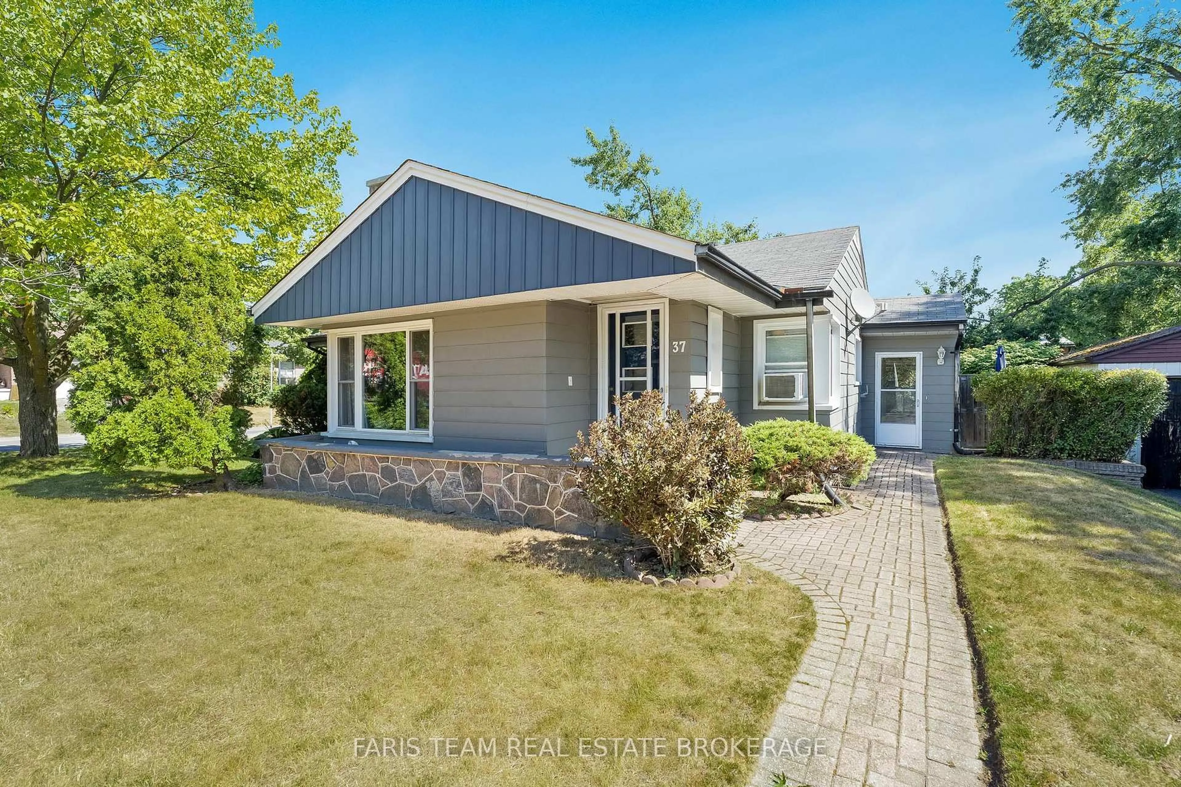 Home with vinyl exterior material, street for 37 Lount St, Barrie Ontario L4M 3E3