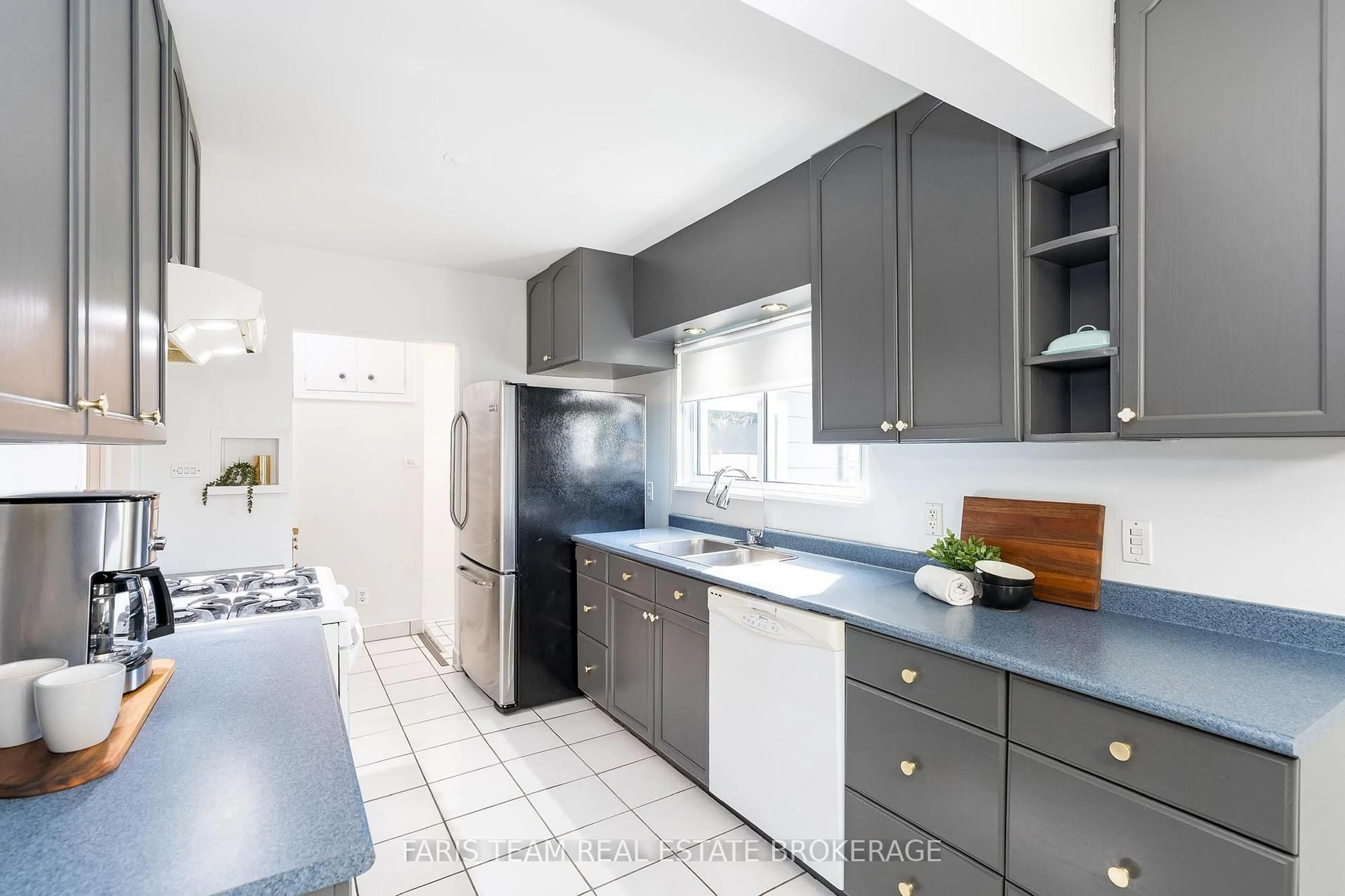 Unknown for 37 Lount St, Barrie Ontario L4M 3E3
