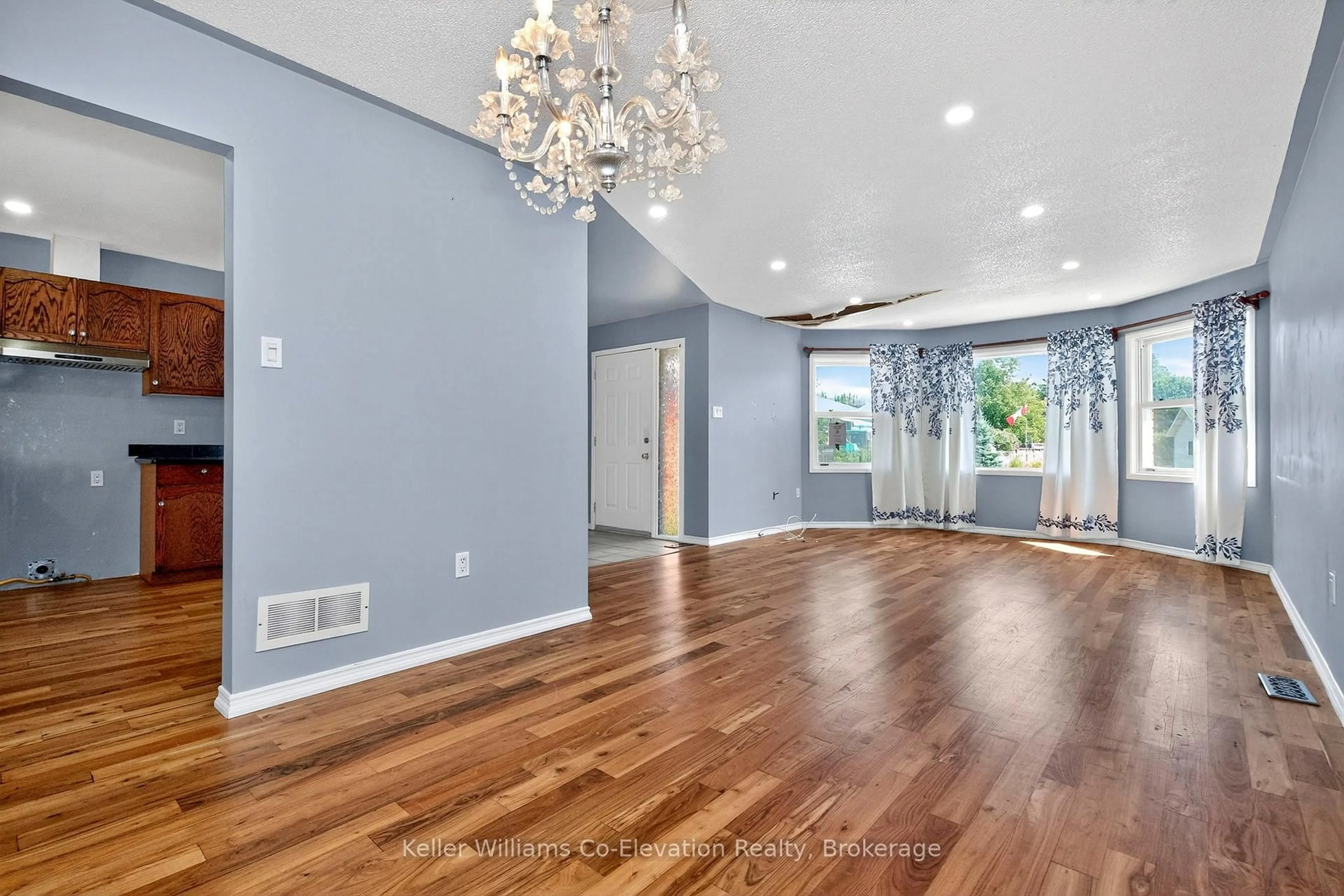 Indoor entryway for 8 Bridle Rd, Penetanguishene Ontario L9M 1J5