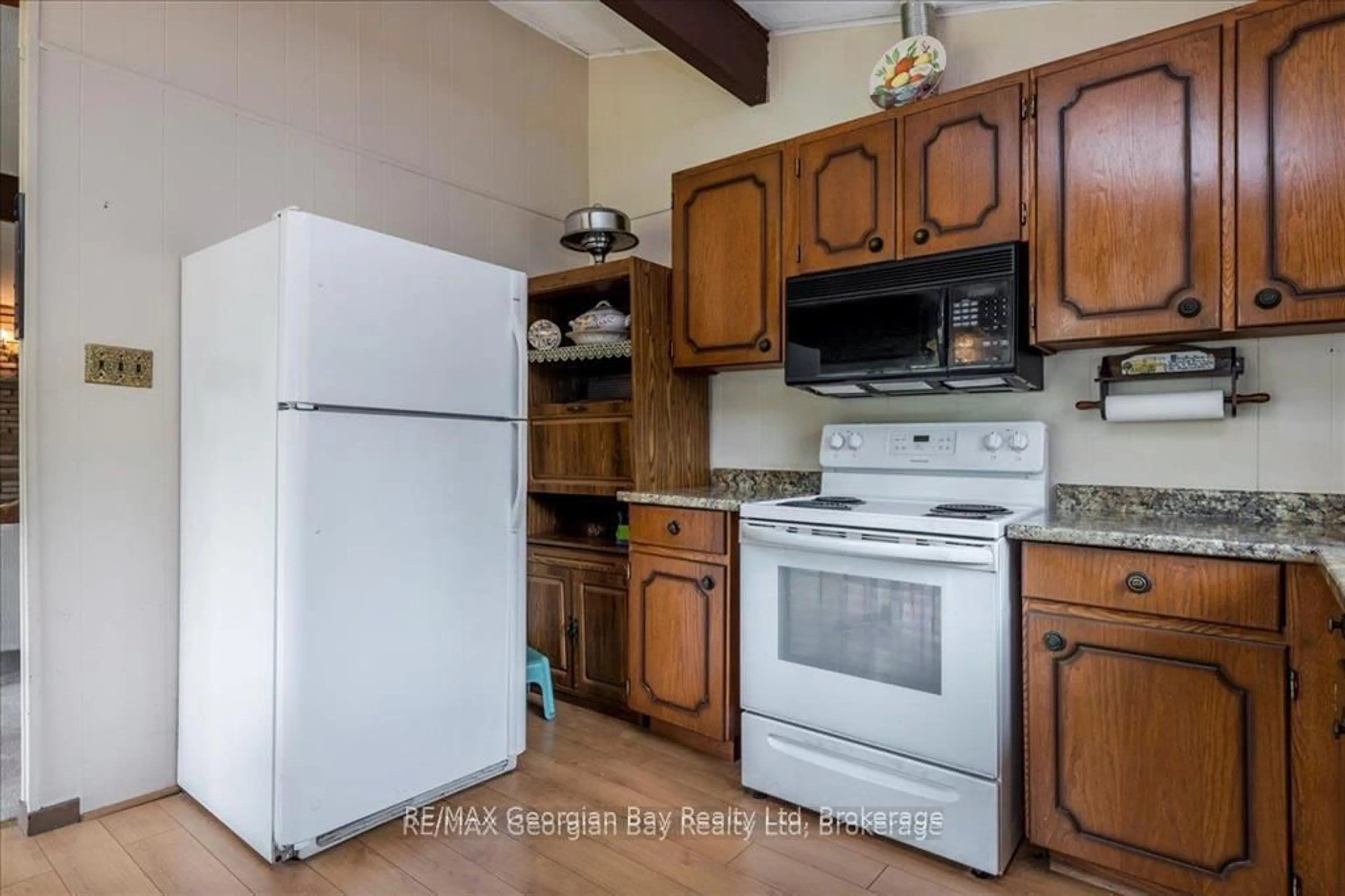 Standard kitchen, unknown for 25 Tall Pines Dr, Tiny Ontario L9M 0H4