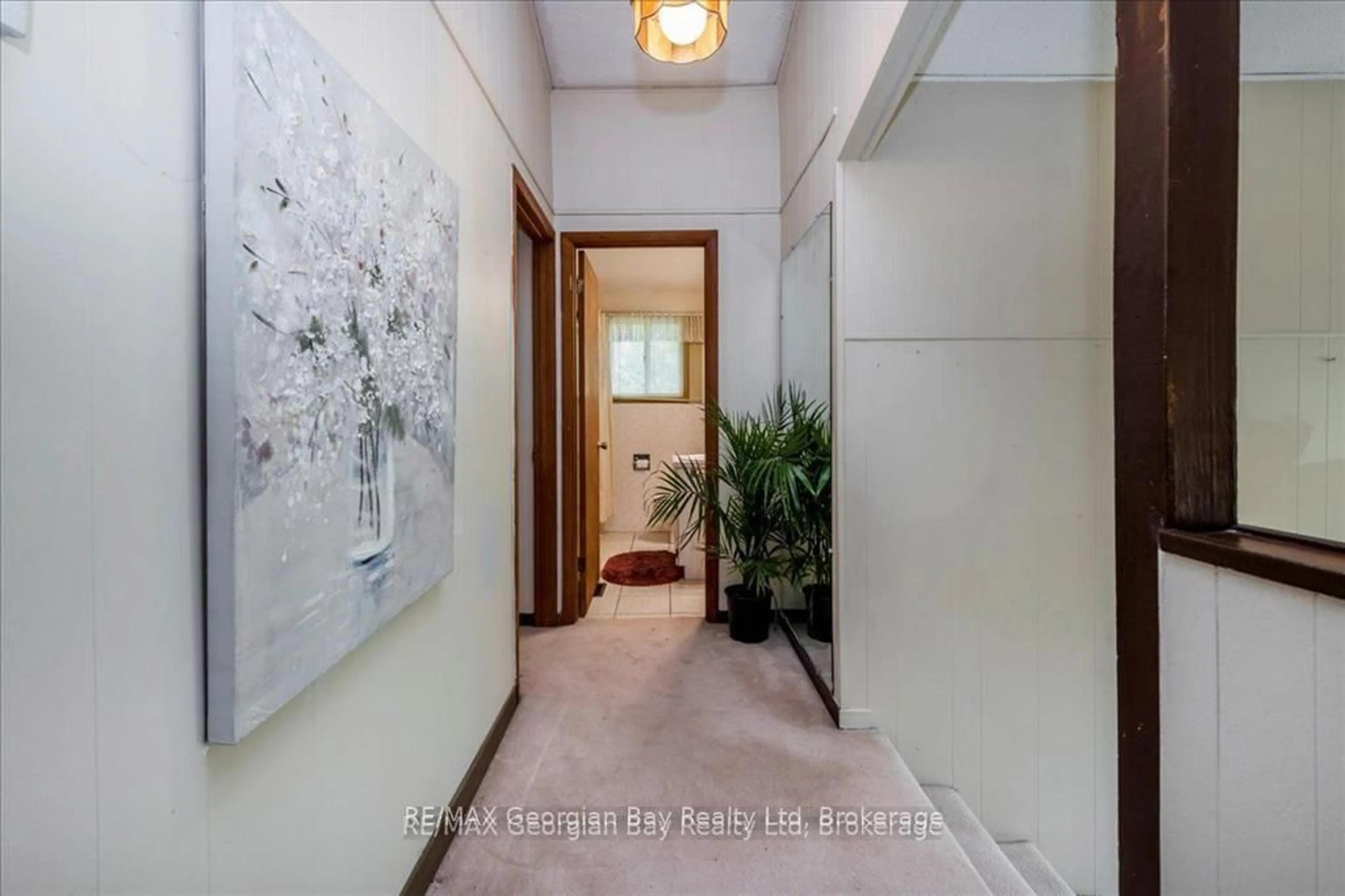 Indoor entryway for 25 Tall Pines Dr, Tiny Ontario L9M 0H4