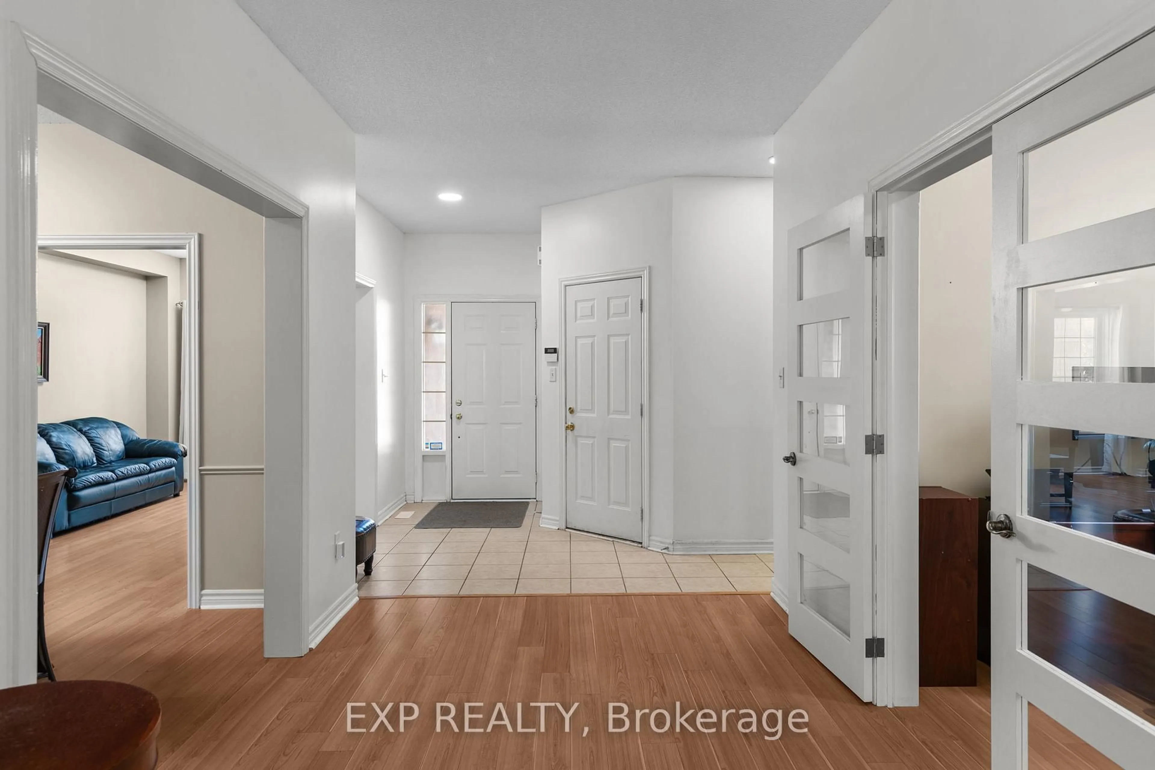 Indoor entryway for 21 McIntyre Dr, Barrie Ontario L4N 2S2