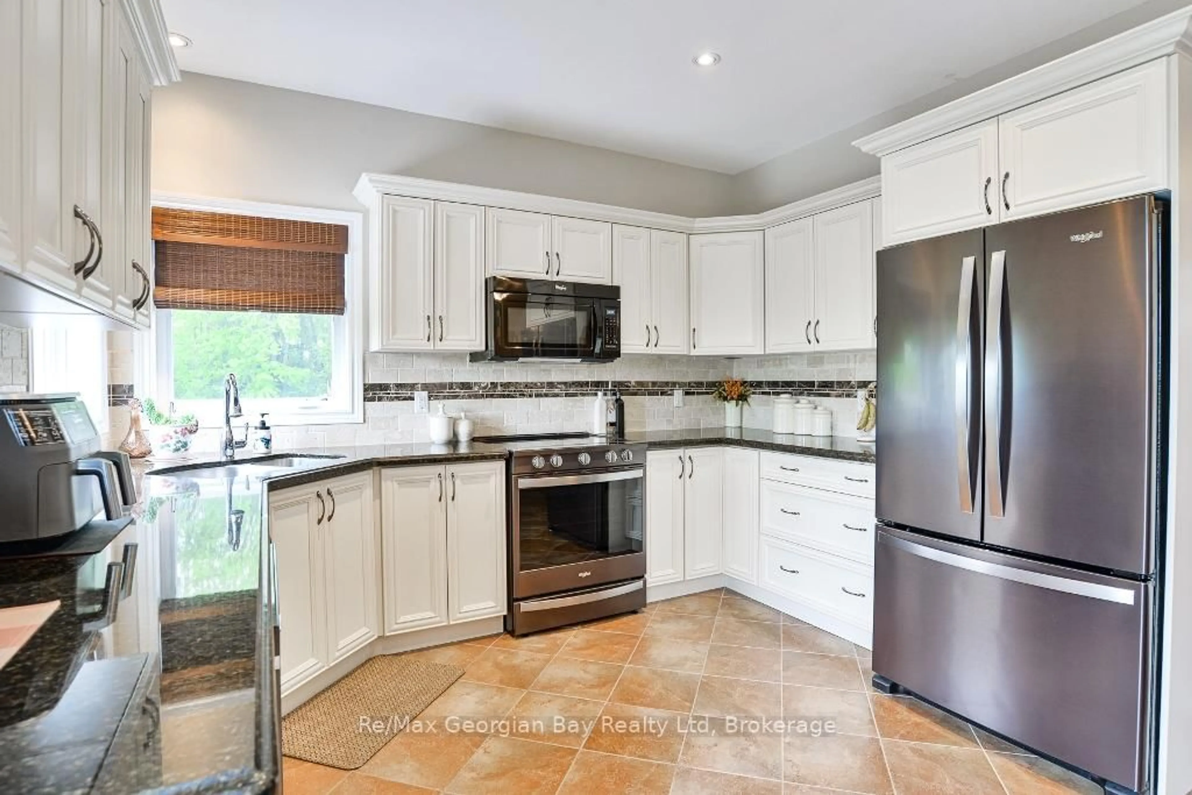 Open concept kitchen, ceramic/tile floor for 51 DONLANDS Crt, Severn Ontario L0K 1E0