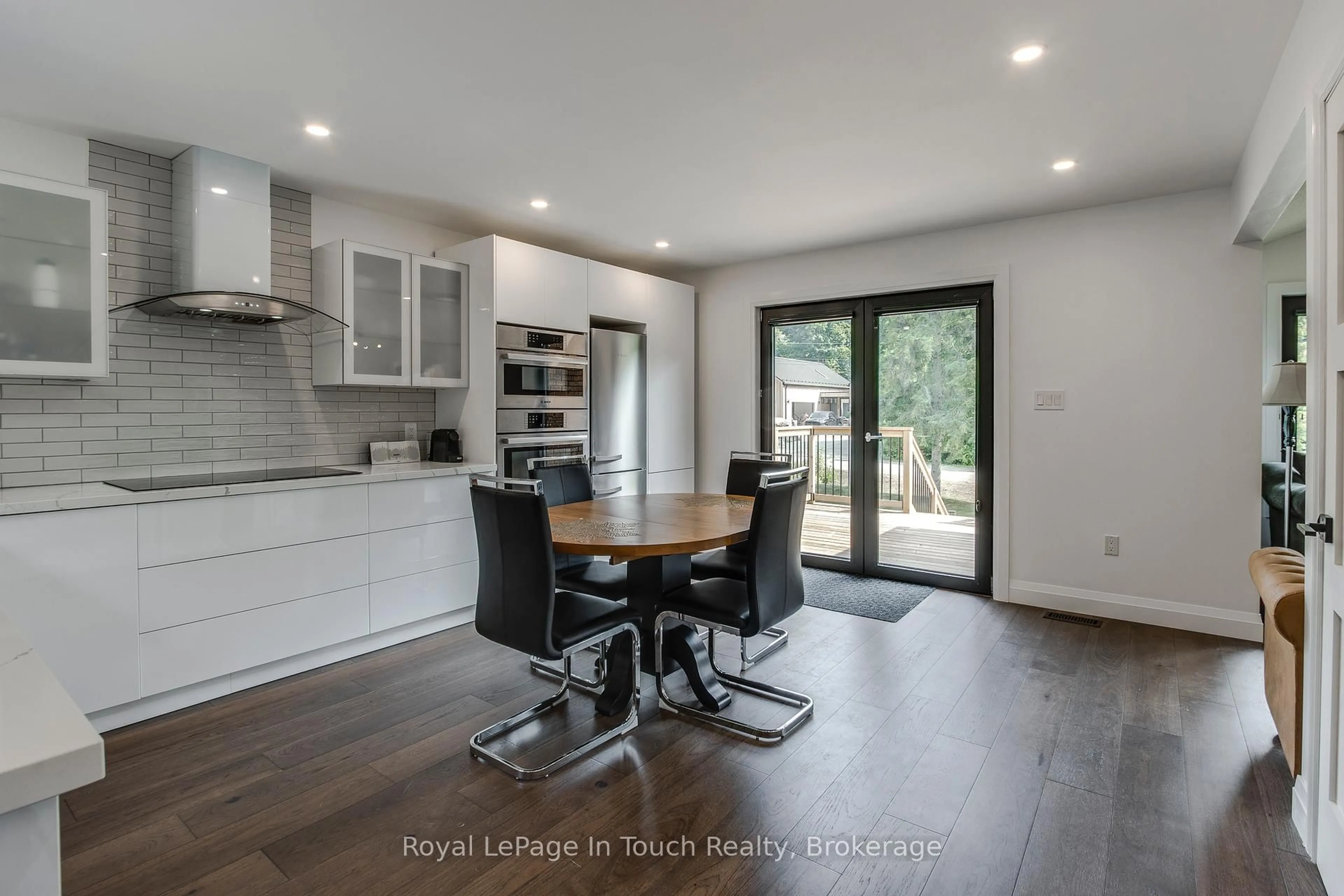 Open concept kitchen, wood/laminate floor for 26 Glen Cedar Dr, Tiny Ontario L9M 0H8