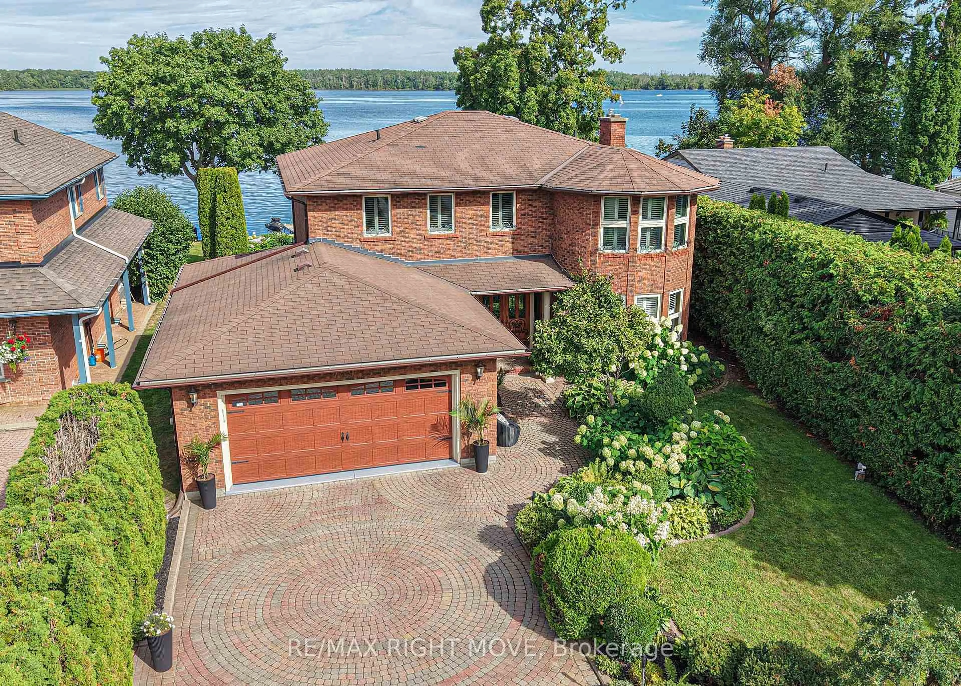 A pic from outside/outdoor area/front of a property/back of a property/a pic from drone, water/lake/river/ocean view for 759 Broadview Ave, Orillia Ontario L3V 6P1