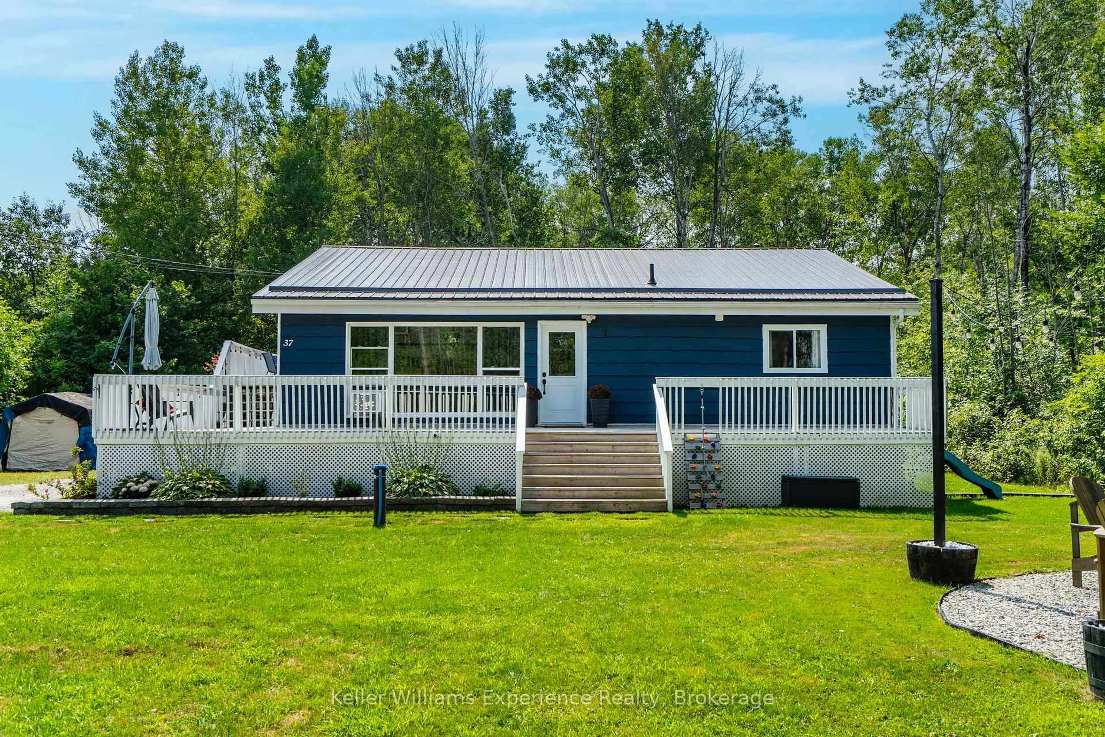 Home with vinyl exterior material, water/lake/river/ocean view for 37 Crescent Dr, Tay Ontario L0K 2A0