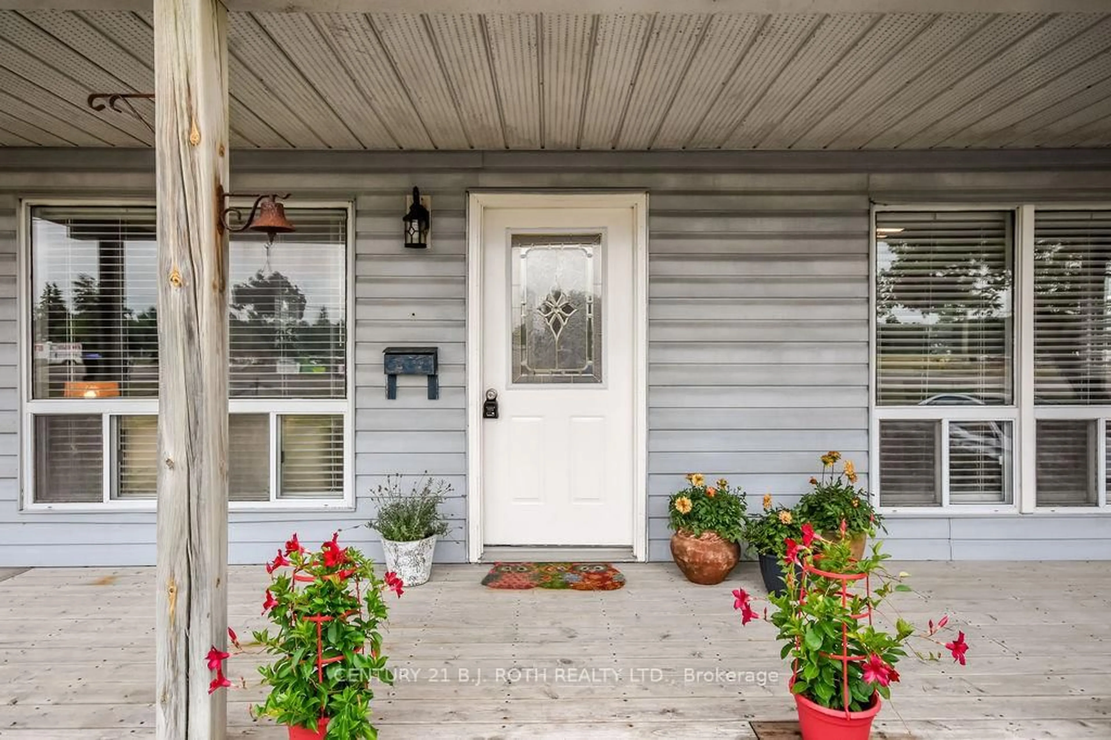 Indoor entryway for 1143 Bayfield St, Springwater Ontario L9X 0N6