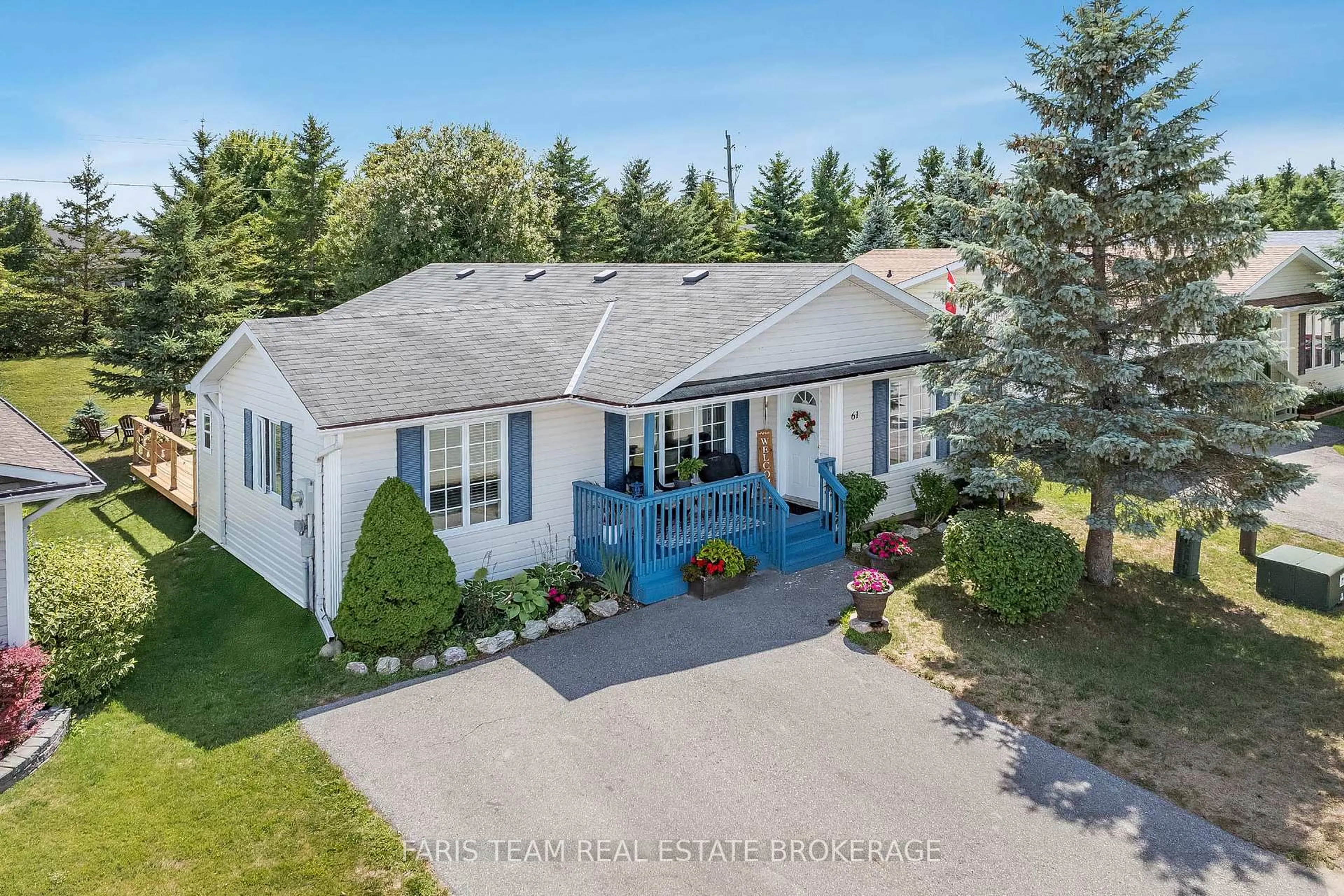 A pic from outside/outdoor area/front of a property/back of a property/a pic from drone, unknown for 61 Pennsylvania Ave, Wasaga Beach Ontario L9Z 3A8