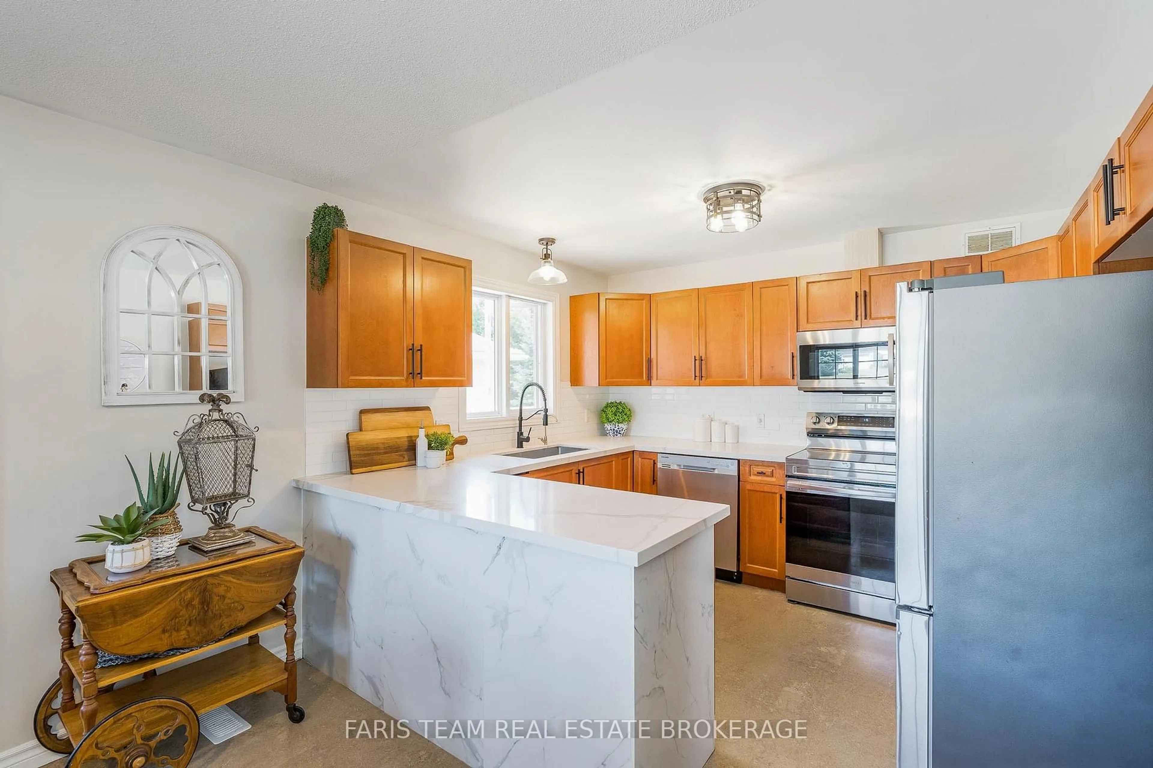 Open concept kitchen, ceramic/tile floor for 61 Pennsylvania Ave, Wasaga Beach Ontario L9Z 3A8