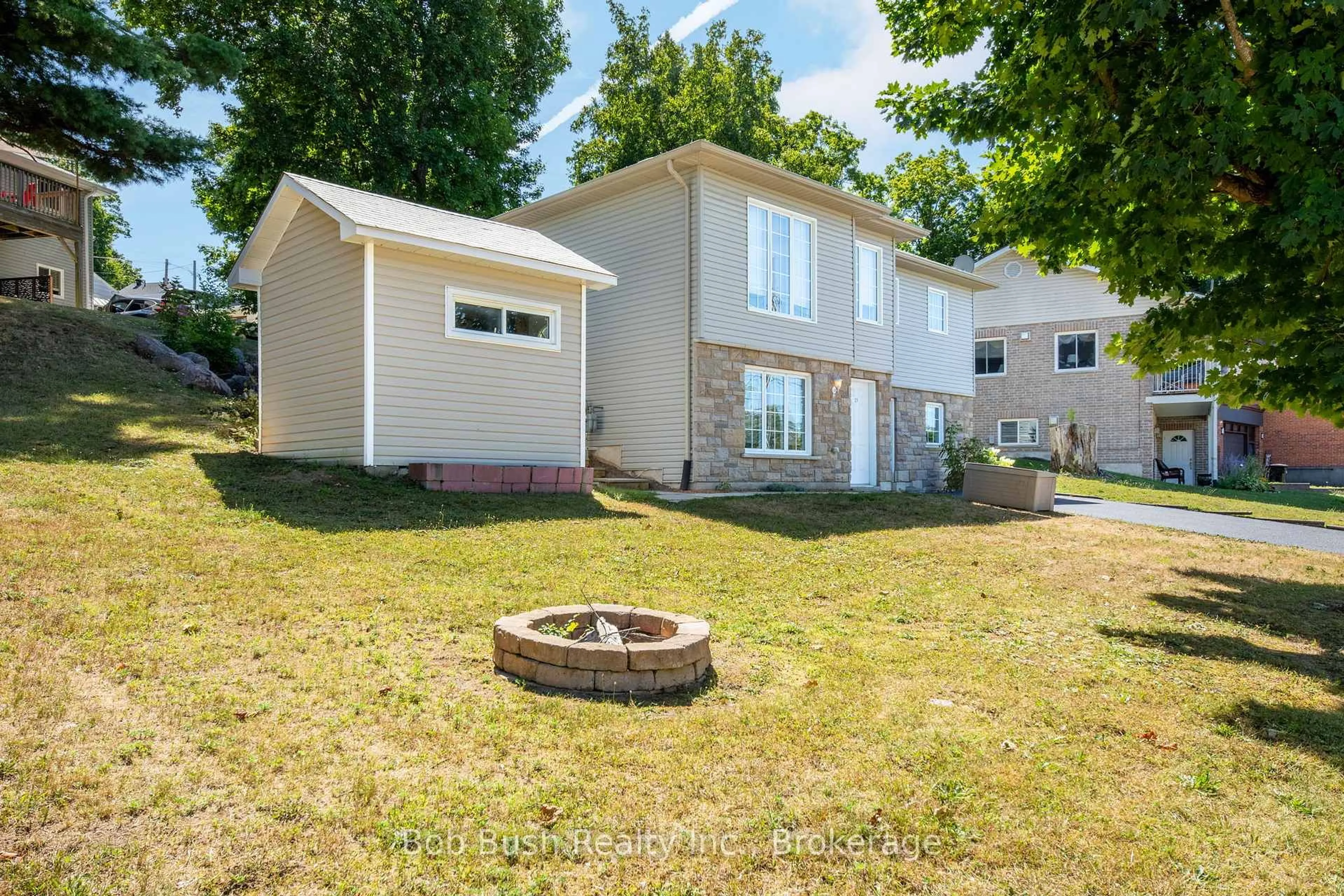 Home with vinyl exterior material, street for 21 CHURCH St, Penetanguishene Ontario L9M 1A9