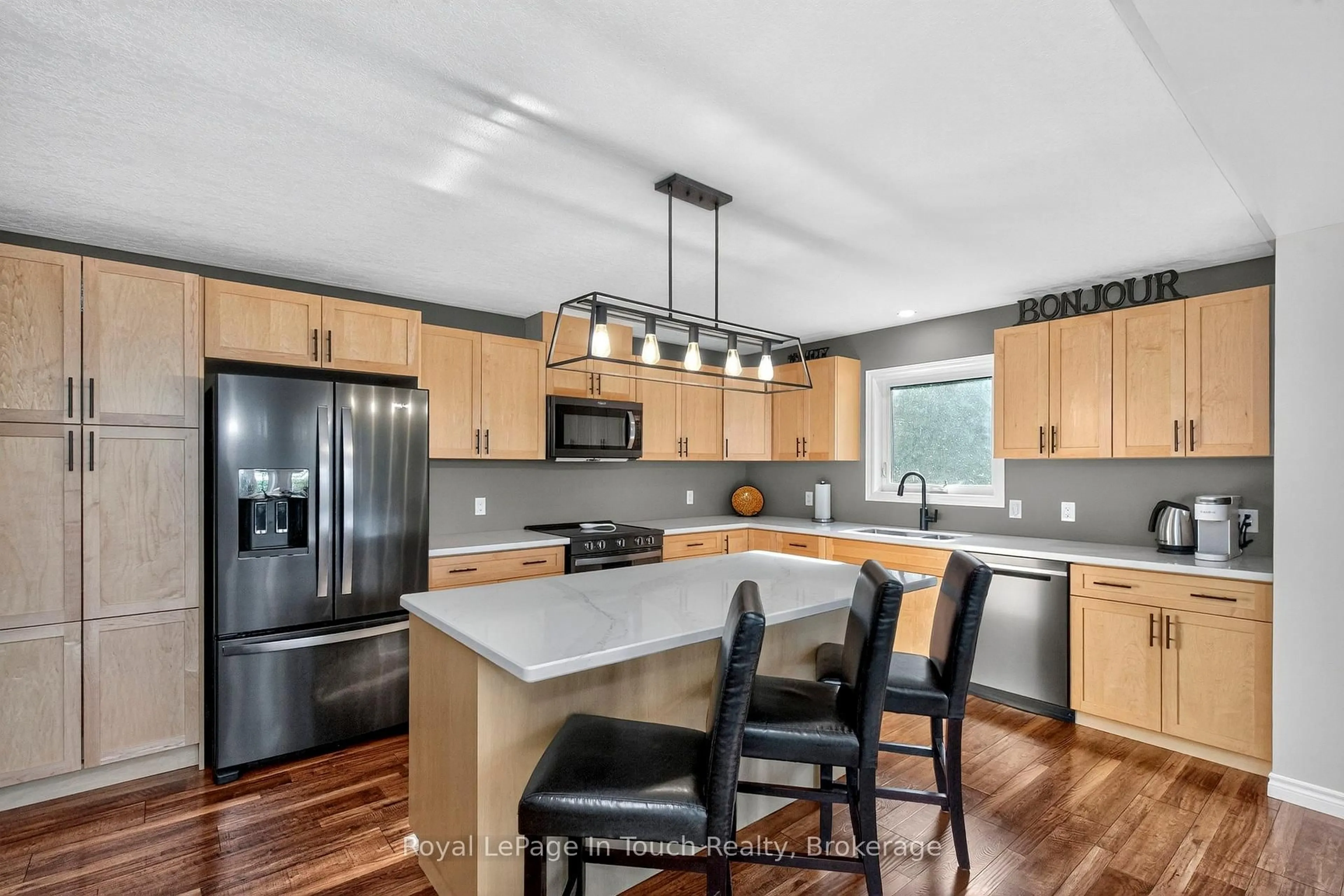 Open concept kitchen, unknown for 285 Dorion Rd, Tiny Ontario L9M 0M4