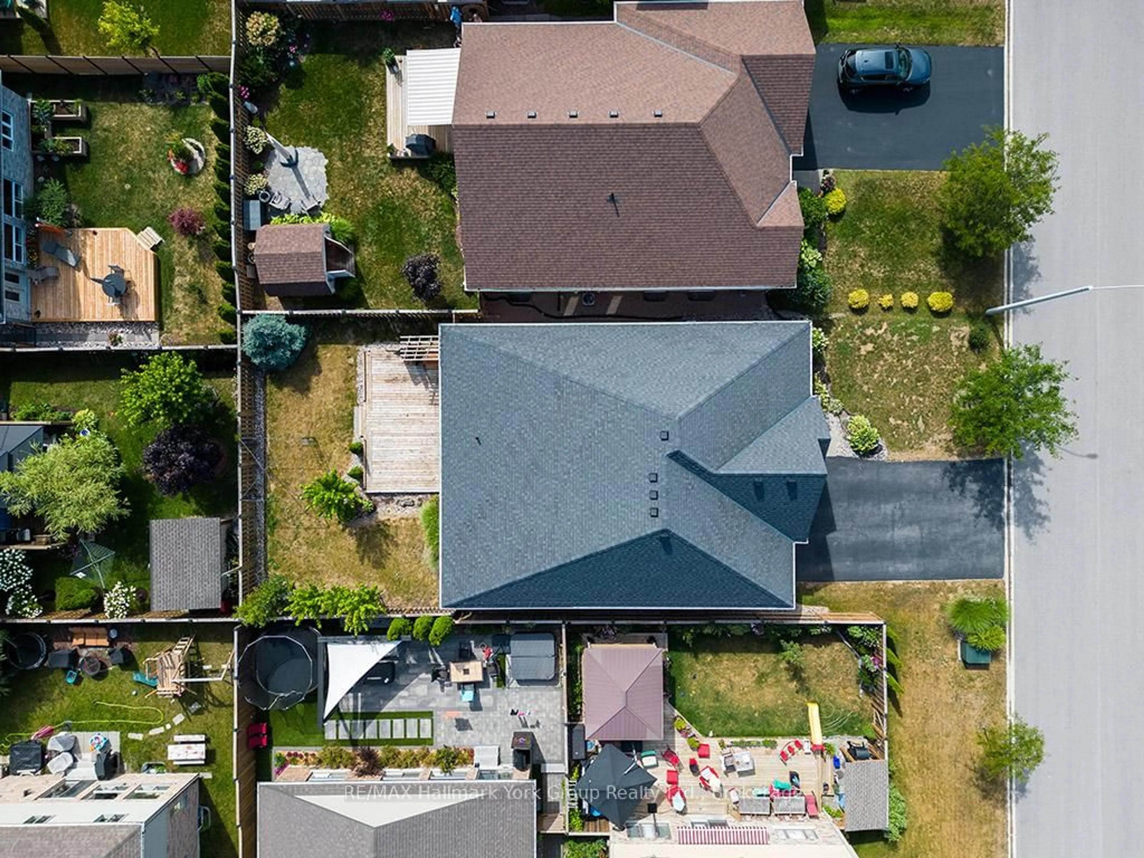 A pic from outside/outdoor area/front of a property/back of a property/a pic from drone, street for 82 Hughes St, Collingwood Ontario L9Y 0W7