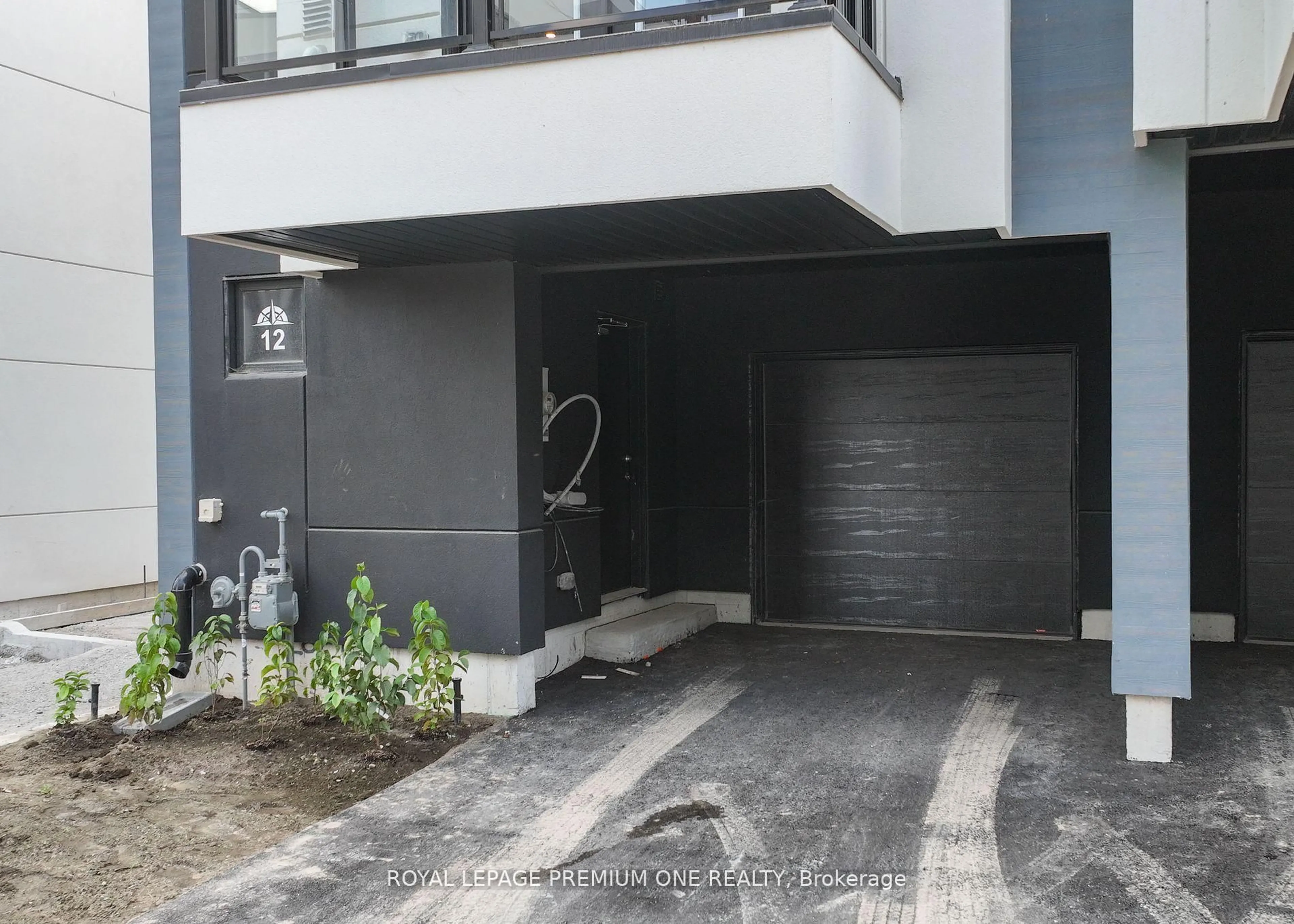 Indoor garage for 12 Mariners Pier Way, Orillia Ontario L3V 8P4