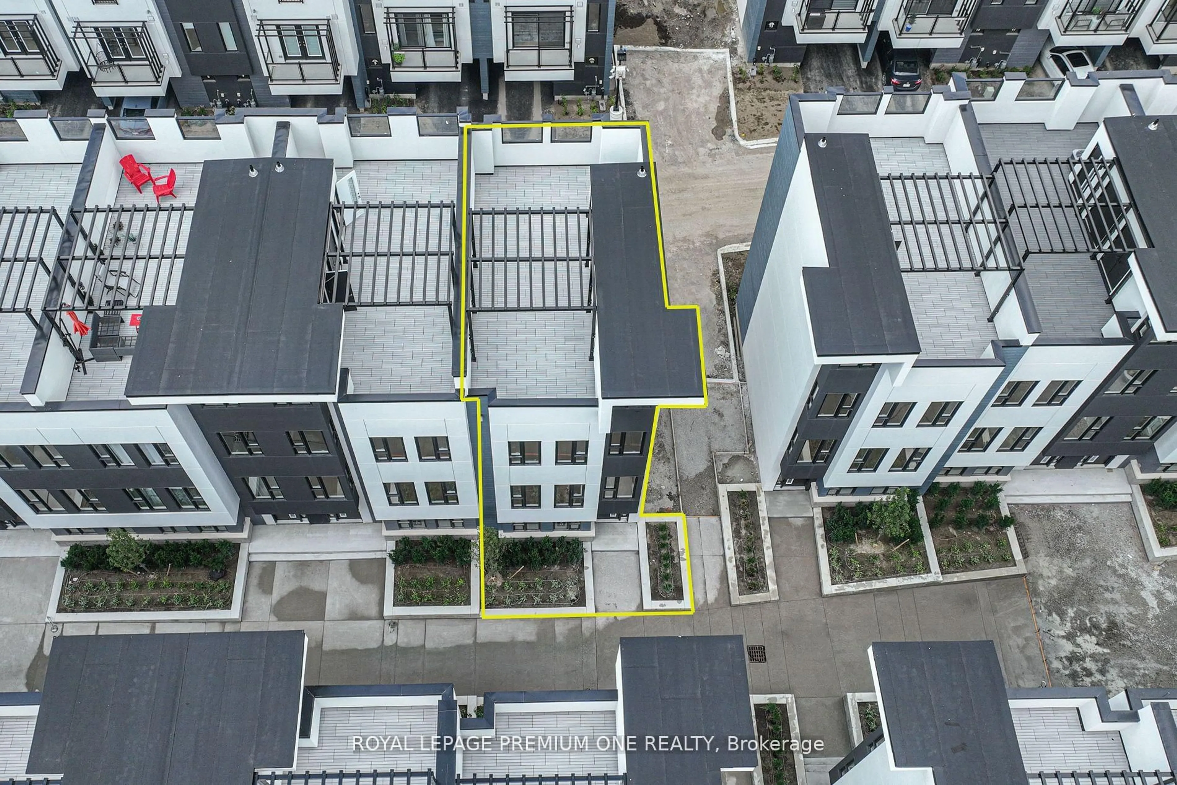 A pic from outside/outdoor area/front of a property/back of a property/a pic from drone, unknown for 12 Mariners Pier Way, Orillia Ontario L3V 8P4