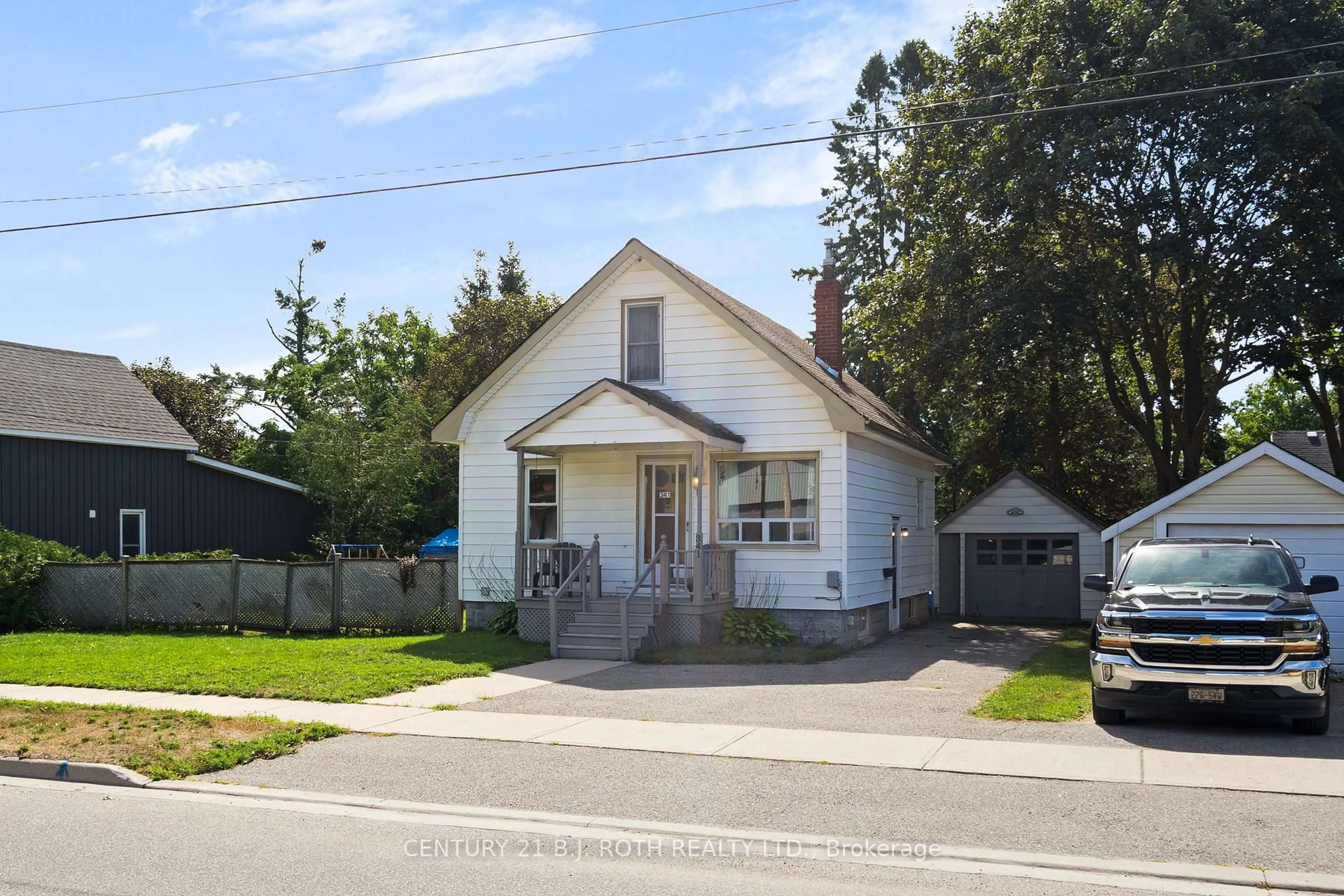 A pic from outside/outdoor area/front of a property/back of a property/a pic from drone, street for 341 Nottawasaga St, Orillia Ontario L3V 3K7