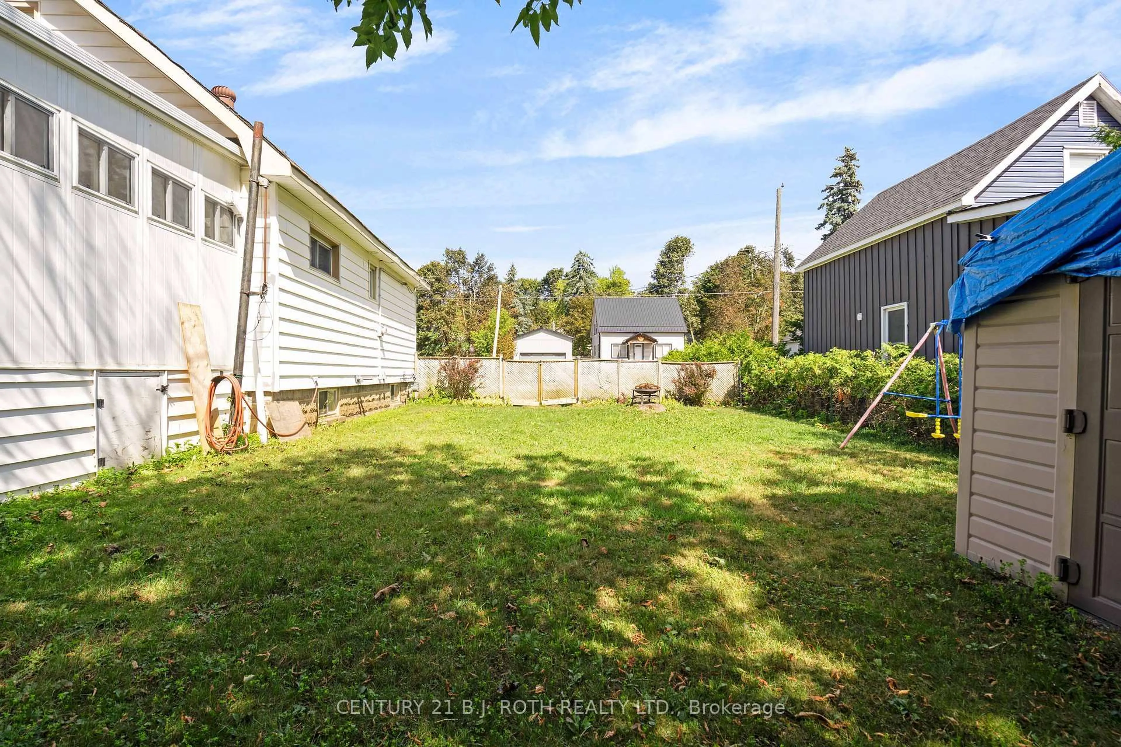 A pic from outside/outdoor area/front of a property/back of a property/a pic from drone, unknown for 341 Nottawasaga St, Orillia Ontario L3V 3K7