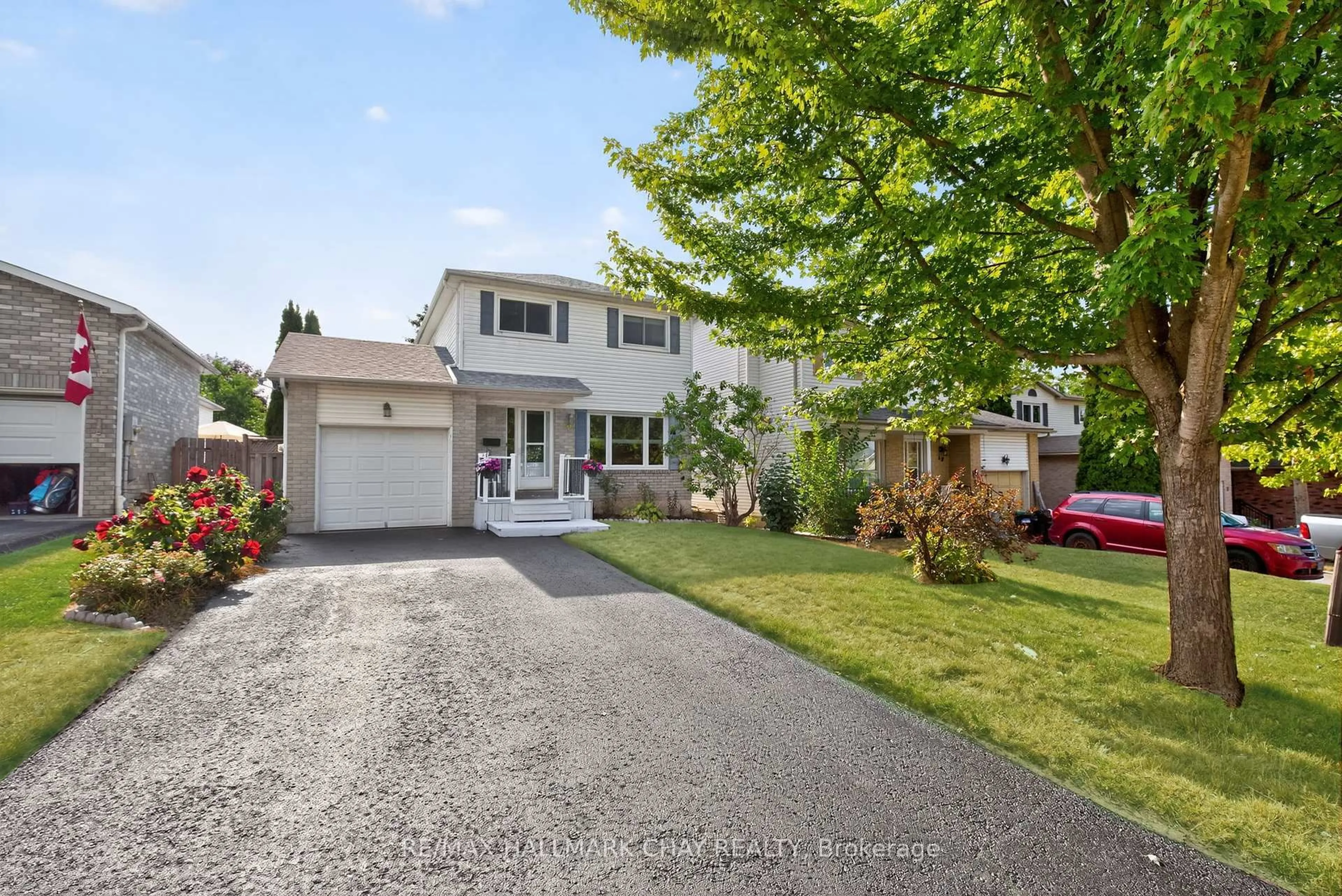 A pic from outside/outdoor area/front of a property/back of a property/a pic from drone, street for 46 Moon Dr, Barrie Ontario L4N 7G8