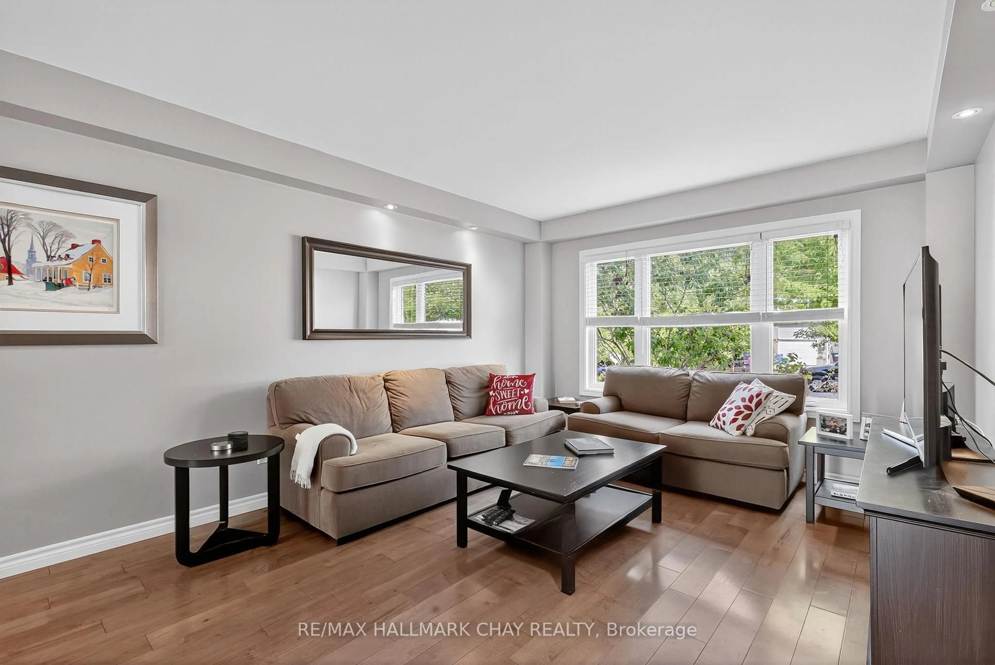 Living room with furniture, unknown for 46 Moon Dr, Barrie Ontario L4N 7G8