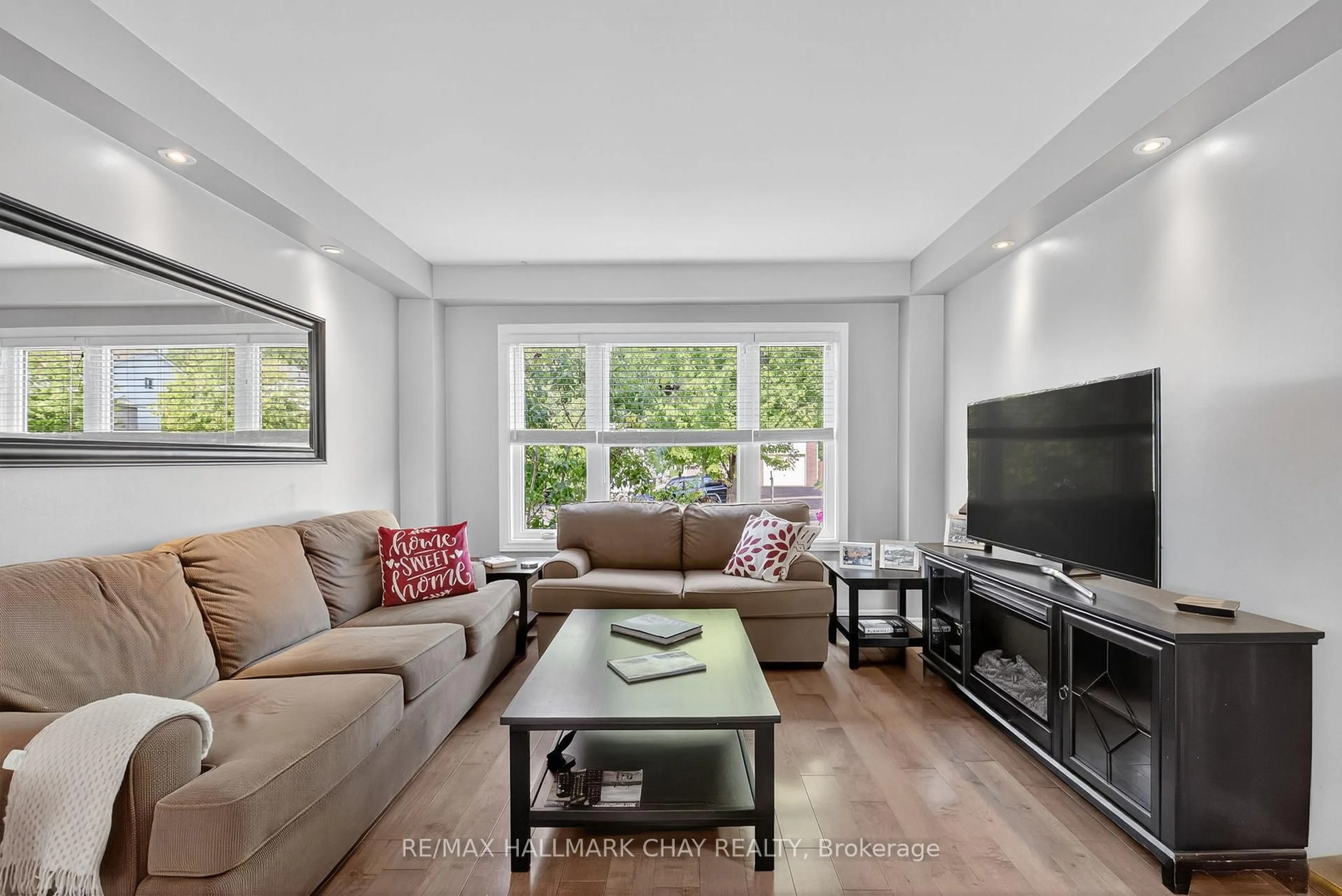 Living room with furniture, unknown for 46 Moon Dr, Barrie Ontario L4N 7G8