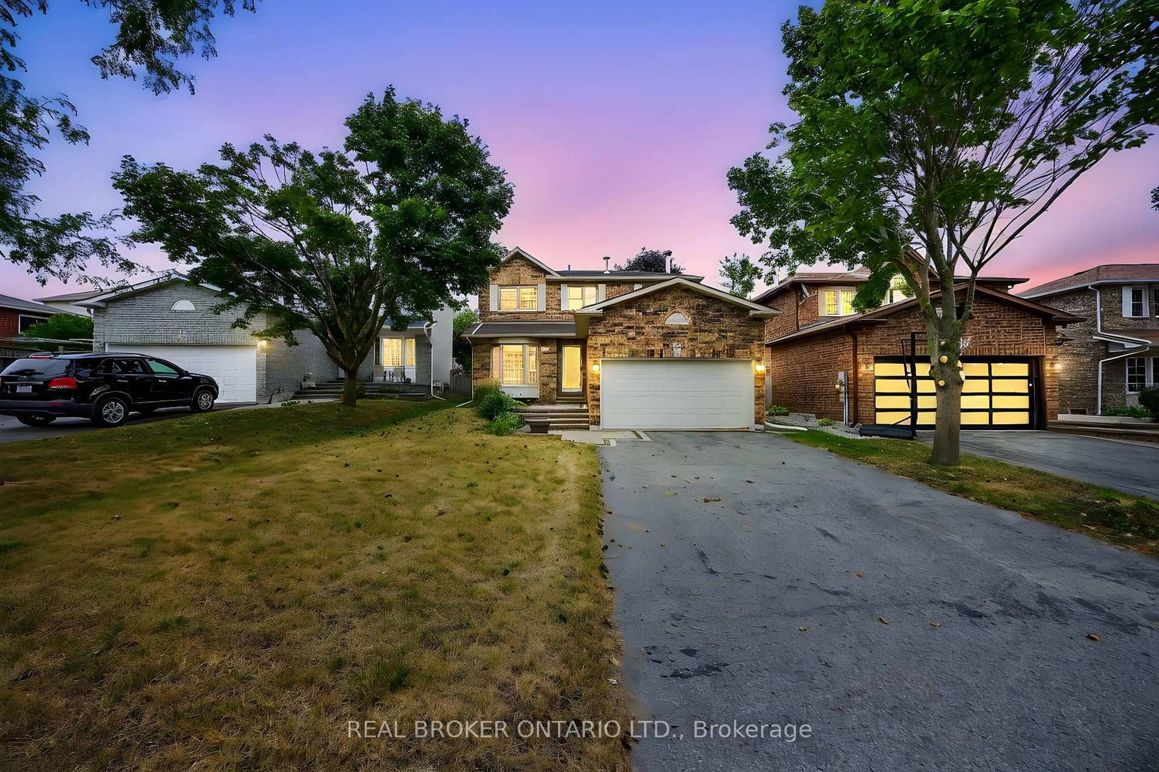 A pic from outside/outdoor area/front of a property/back of a property/a pic from drone, street for 13 BALLISTON Rd, Barrie Ontario L4N 6Z6