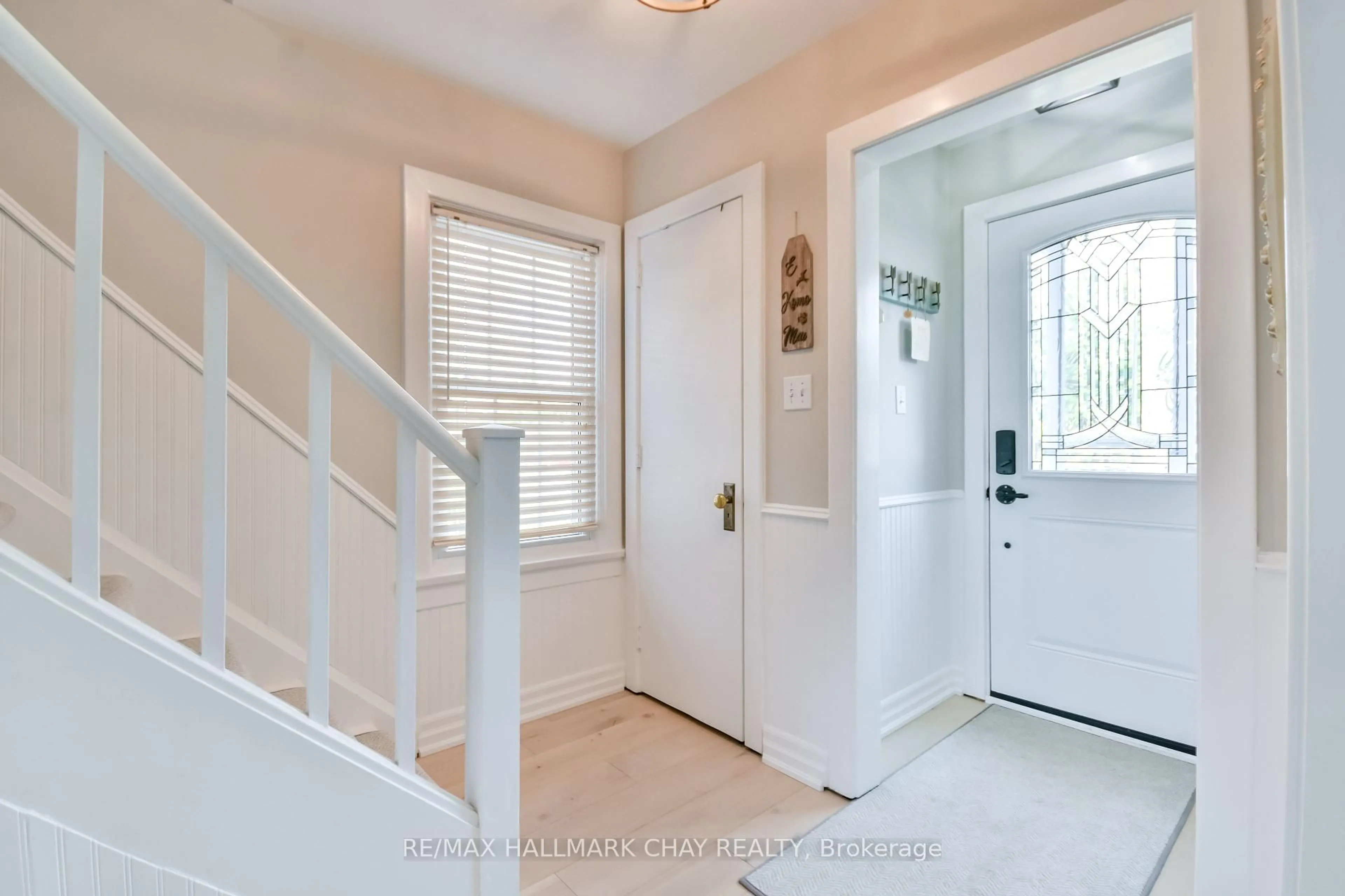 Indoor entryway for 50 Newton St, Barrie Ontario L4M 3N5