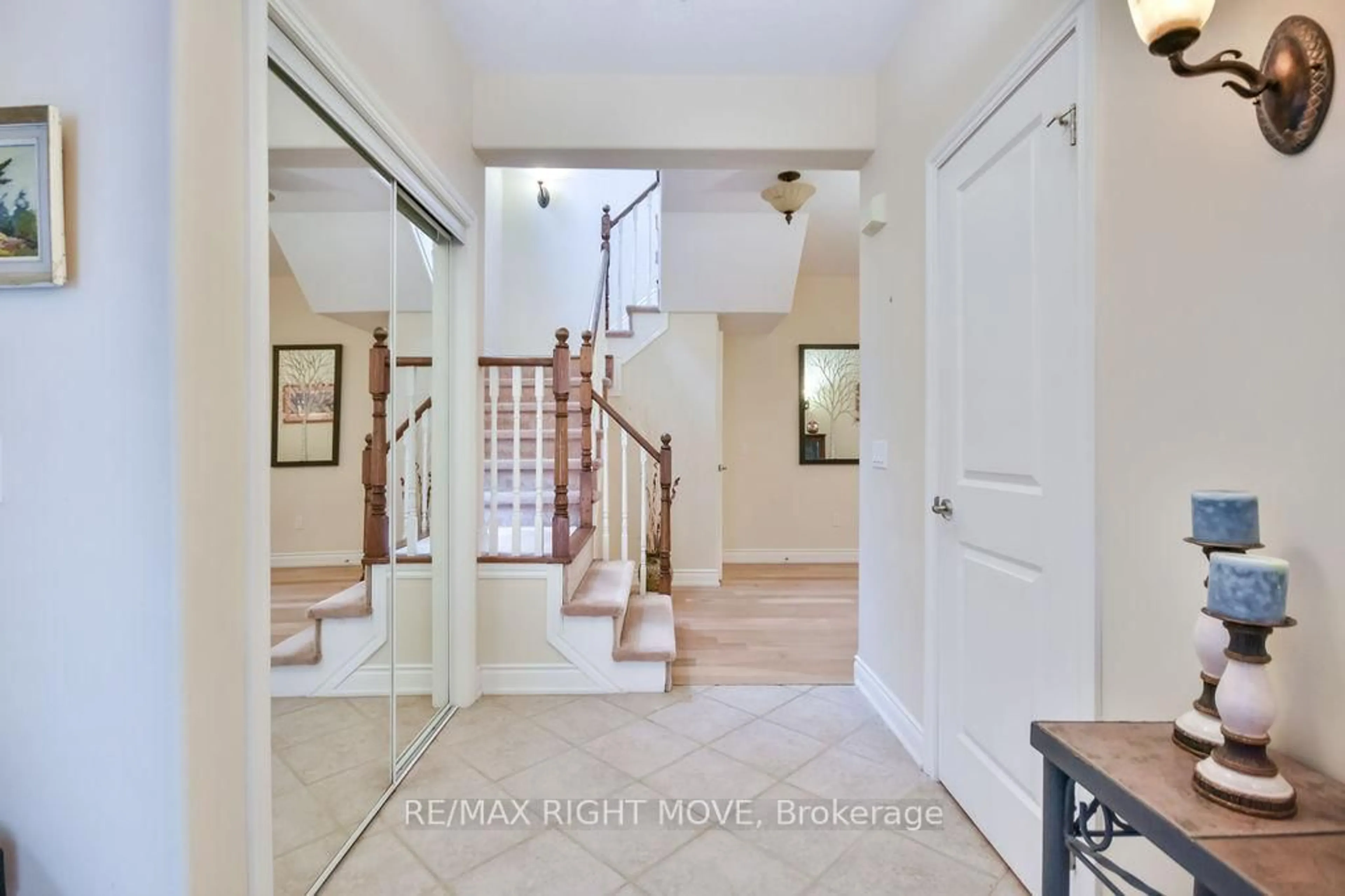 Indoor entryway for 5 INVERMARA Crt #6, Orillia Ontario L3V 6B4