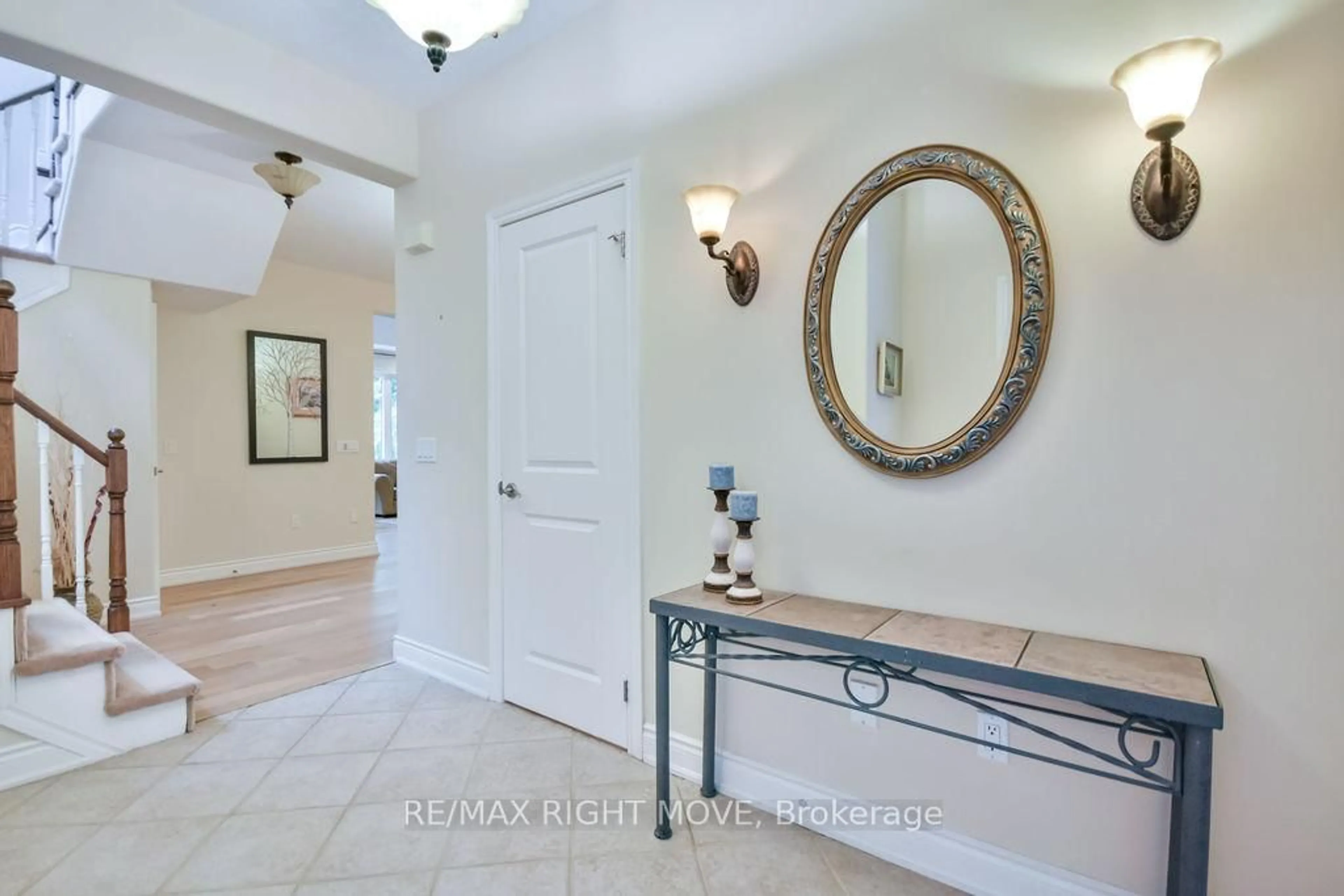 Indoor entryway for 5 INVERMARA Crt #6, Orillia Ontario L3V 6B4
