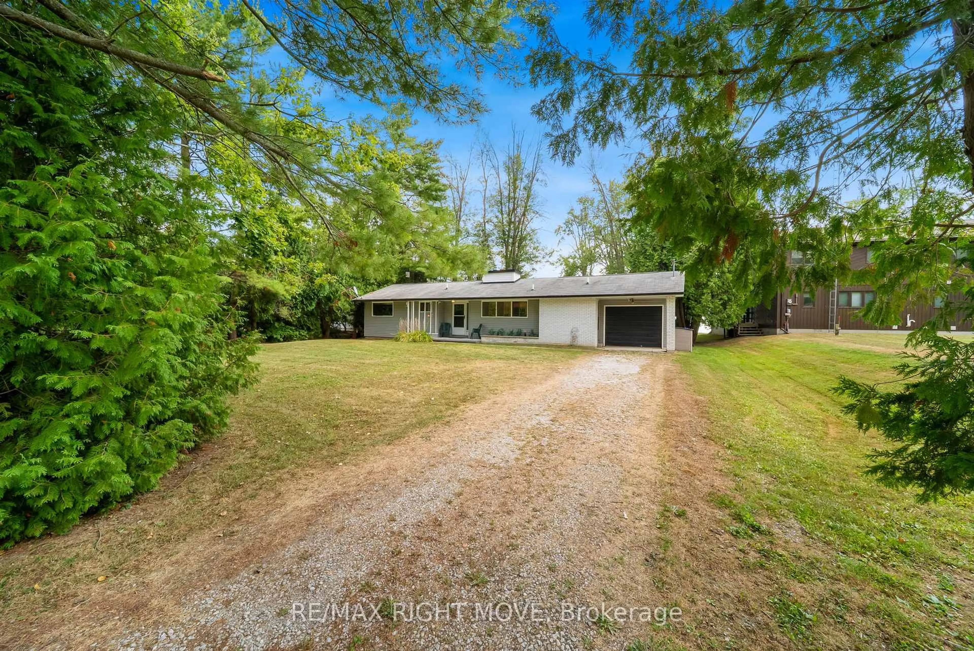 A pic from outside/outdoor area/front of a property/back of a property/a pic from drone, street for 2551 Amigo Dr, Severn Ontario L3V 6H3