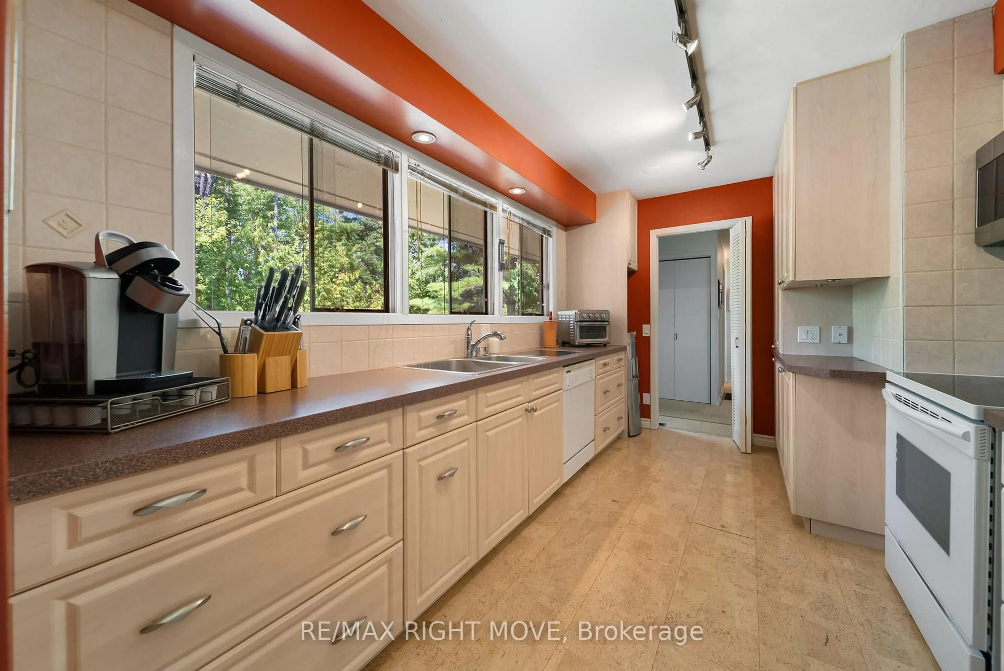 Kitchen with laundary machines, ceramic/tile floor for 2551 Amigo Dr, Severn Ontario L3V 6H3