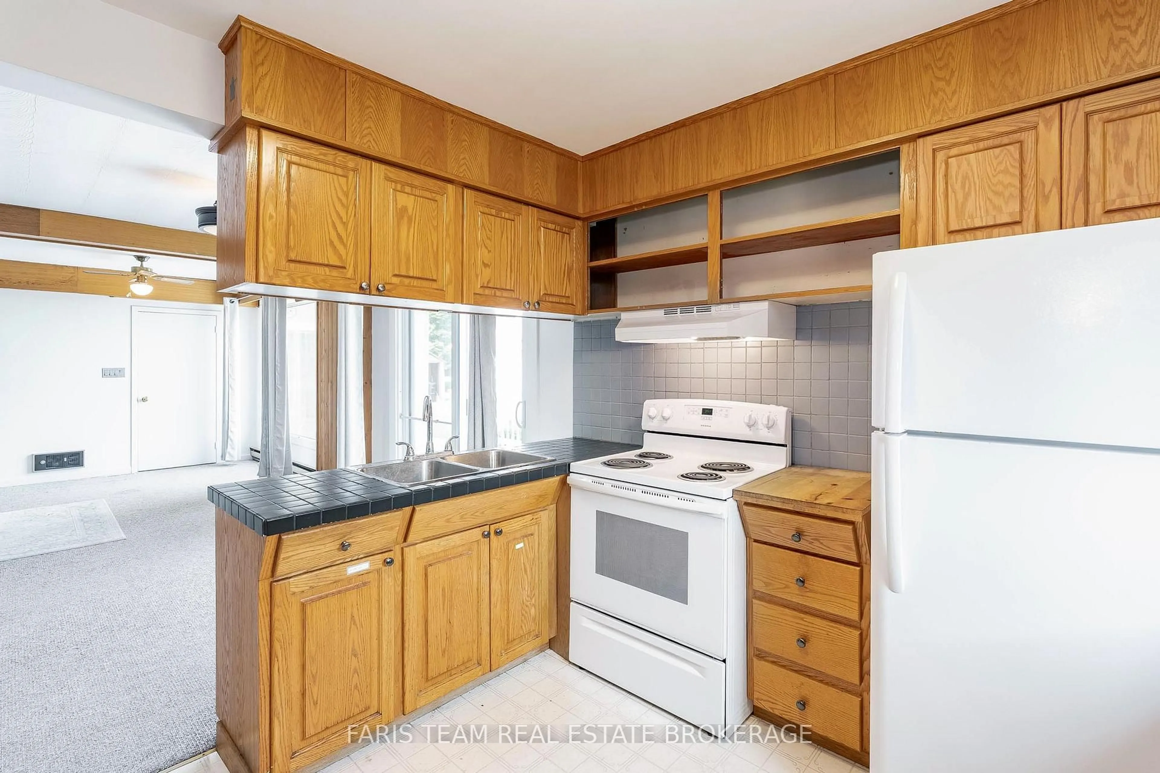 Standard kitchen, unknown for 346 Lafontaine Rd, Tiny Ontario L9M 0H1