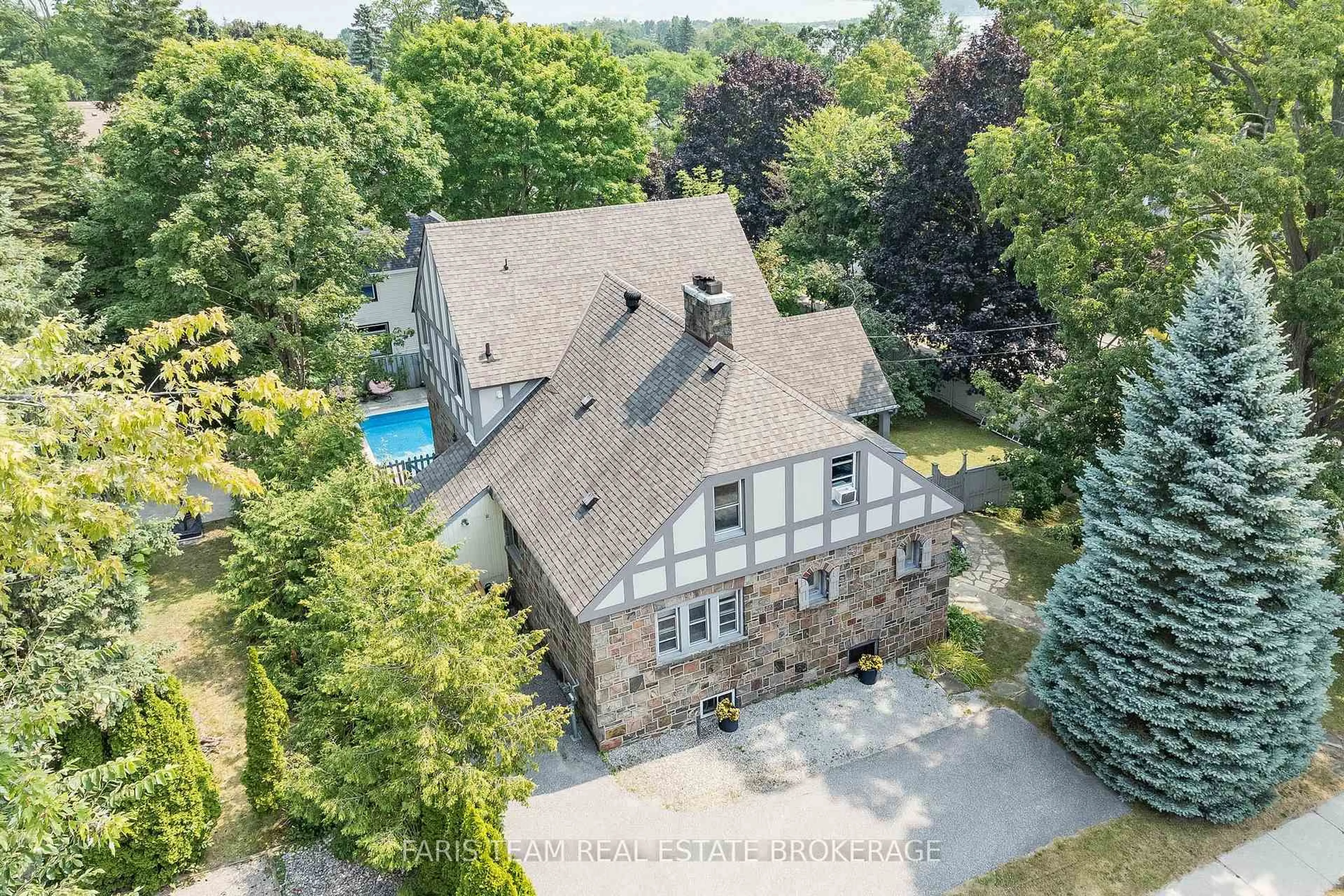 A pic from outside/outdoor area/front of a property/back of a property/a pic from drone, street for 44 Tecumseth St, Orillia Ontario L3V 1X9