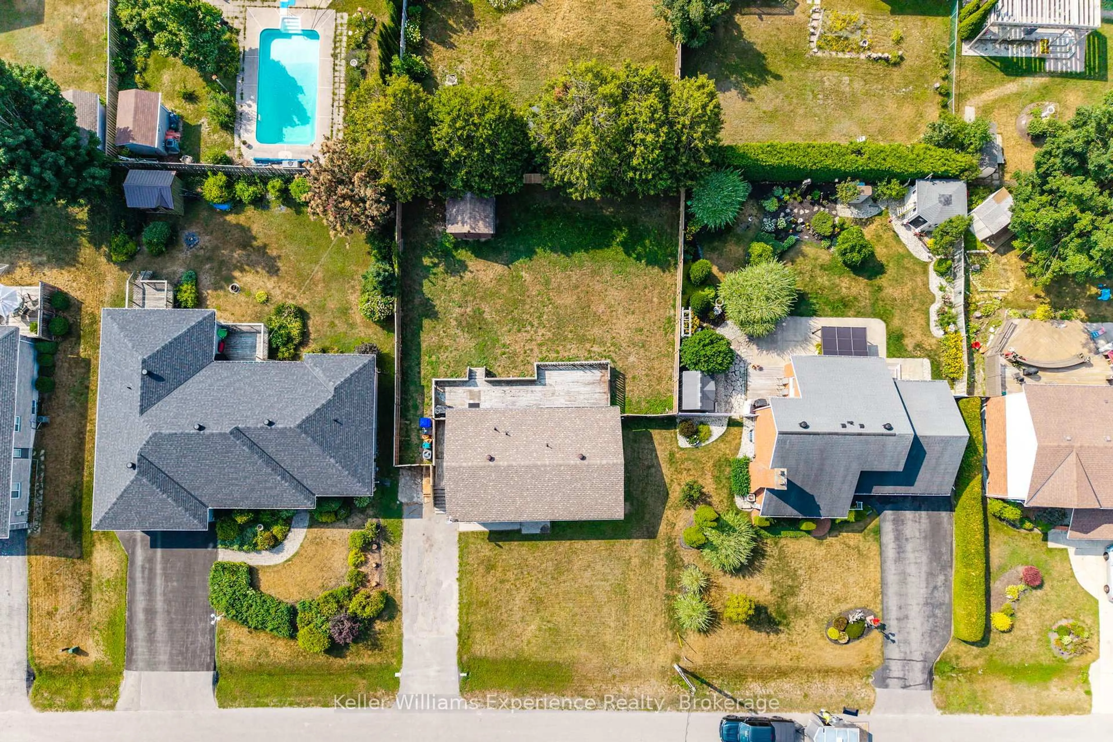 A pic from outside/outdoor area/front of a property/back of a property/a pic from drone, street for 26 Richelieu St, Penetanguishene Ontario L9M 1H3