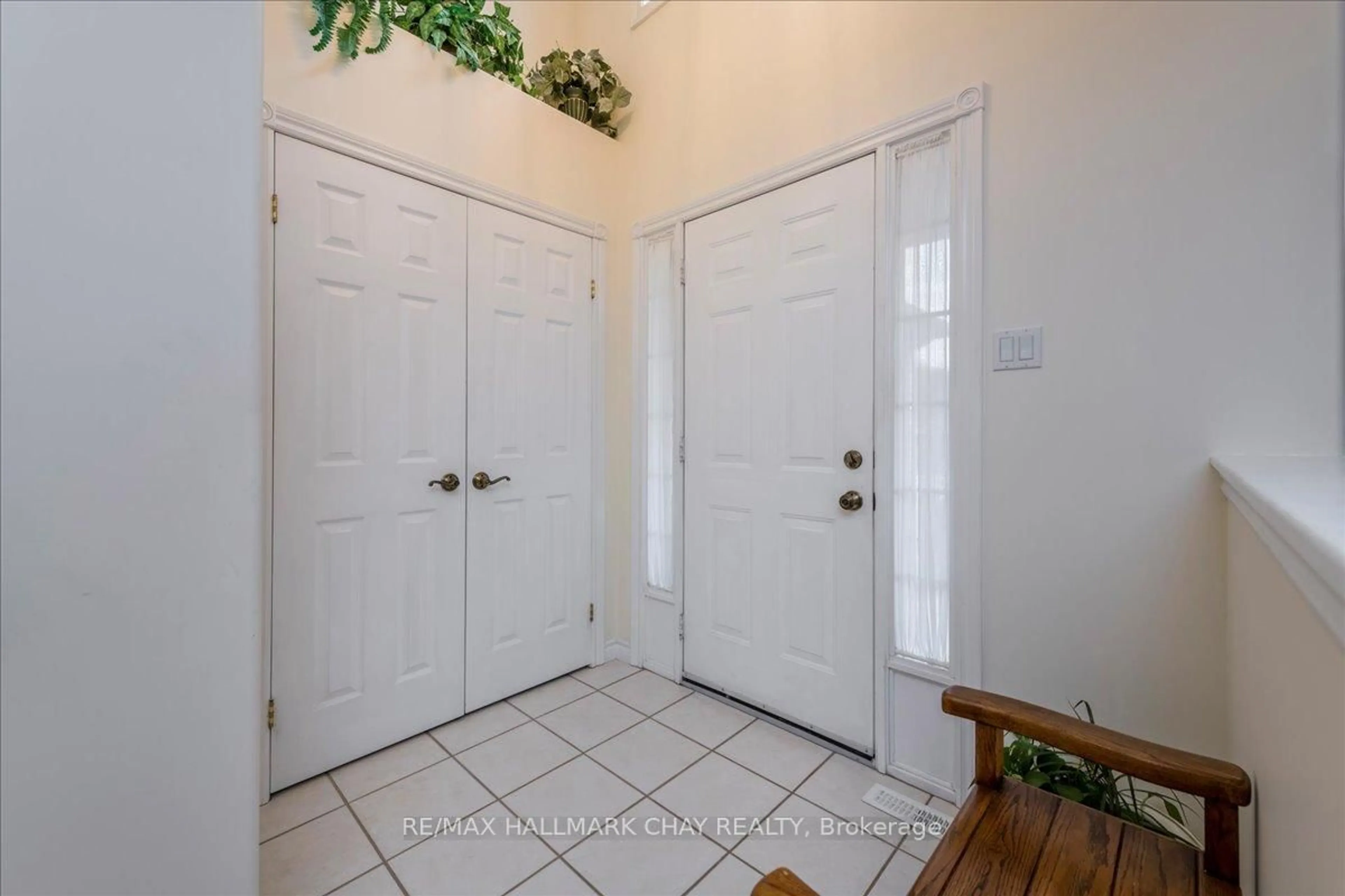 Indoor entryway for 190 Pringle Dr, Barrie Ontario L4N 0P7