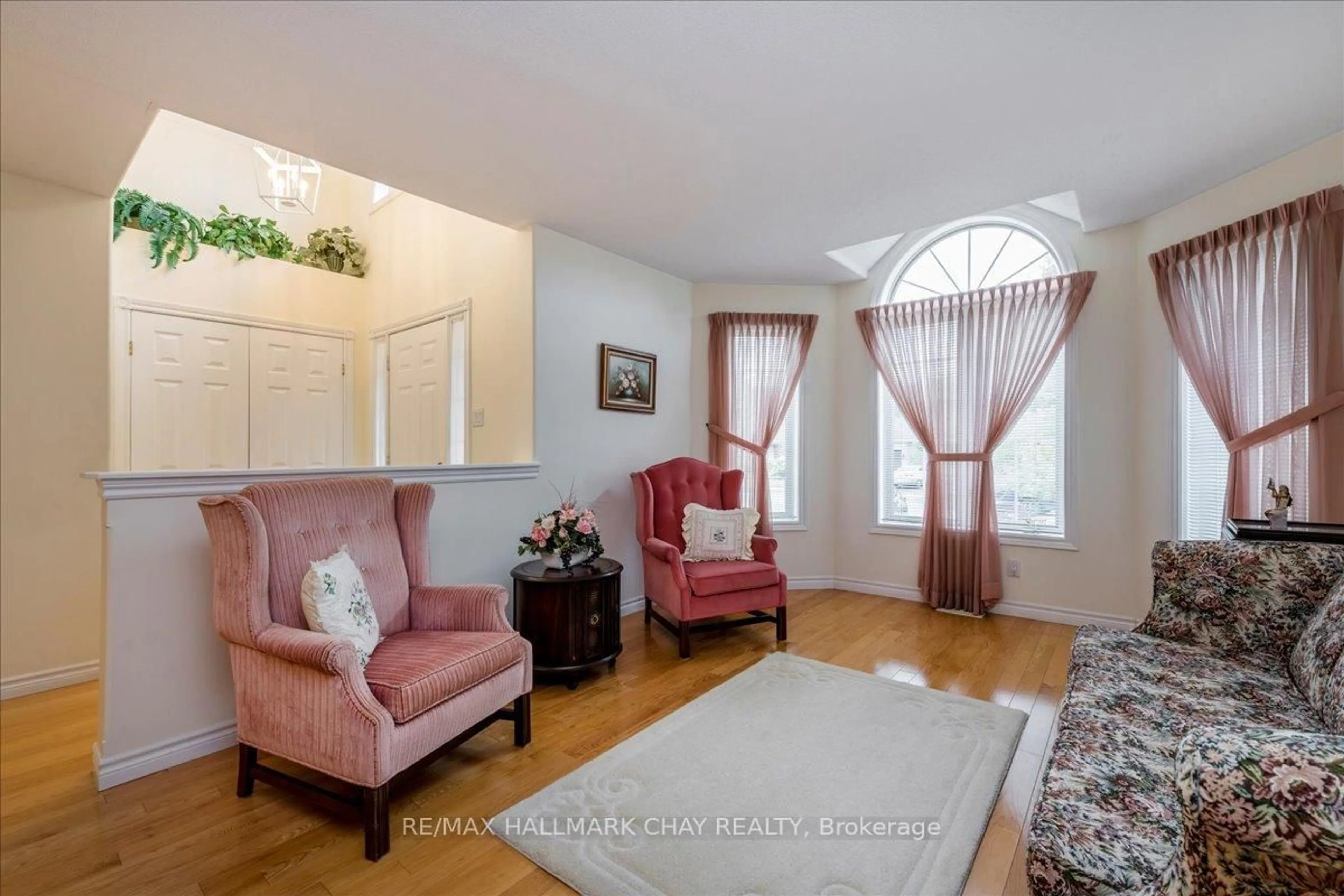 Living room with furniture, unknown for 190 Pringle Dr, Barrie Ontario L4N 0P7