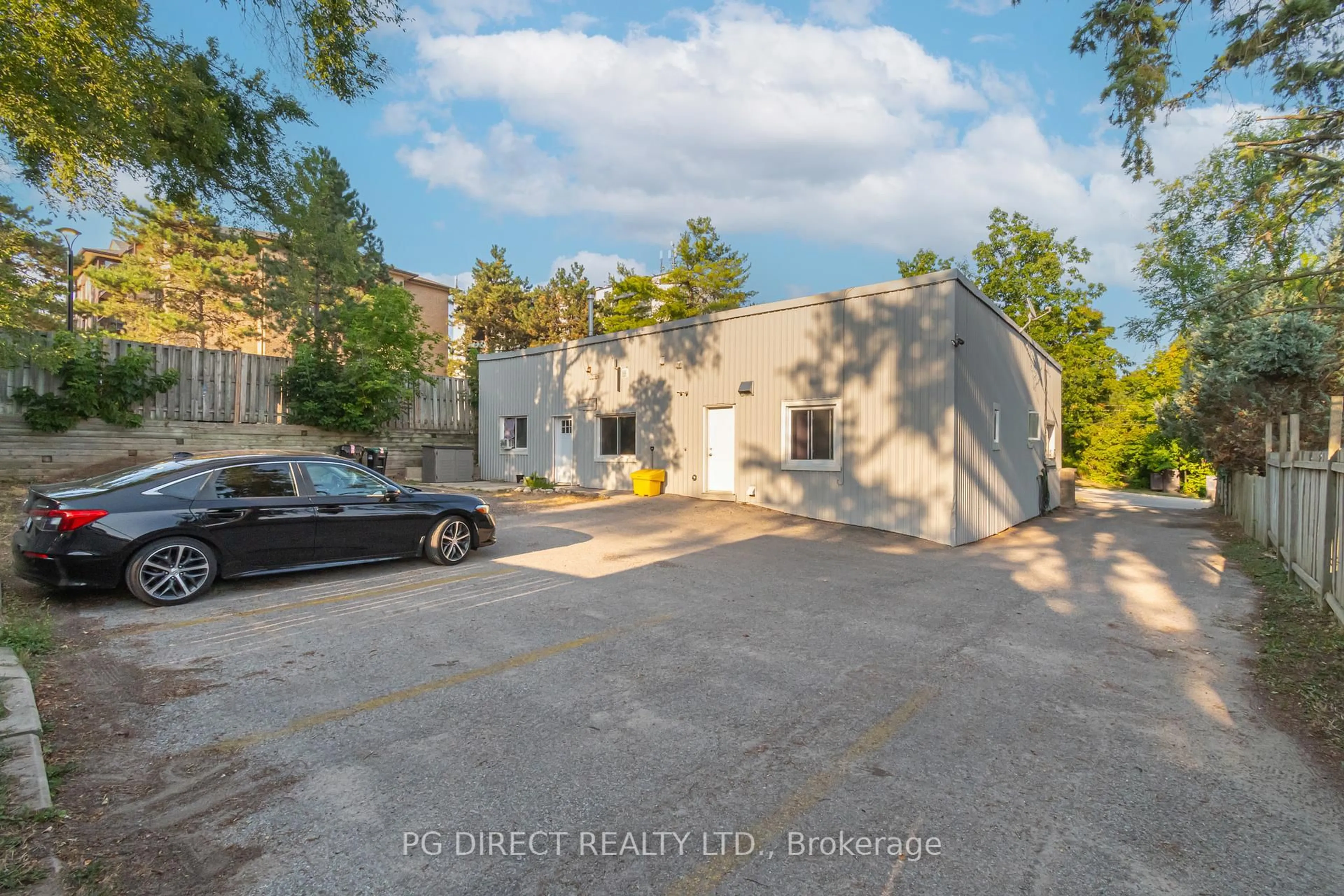 A pic from outside/outdoor area/front of a property/back of a property/a pic from drone, street for 28 Johnson St, Barrie Ontario L4M 6C4