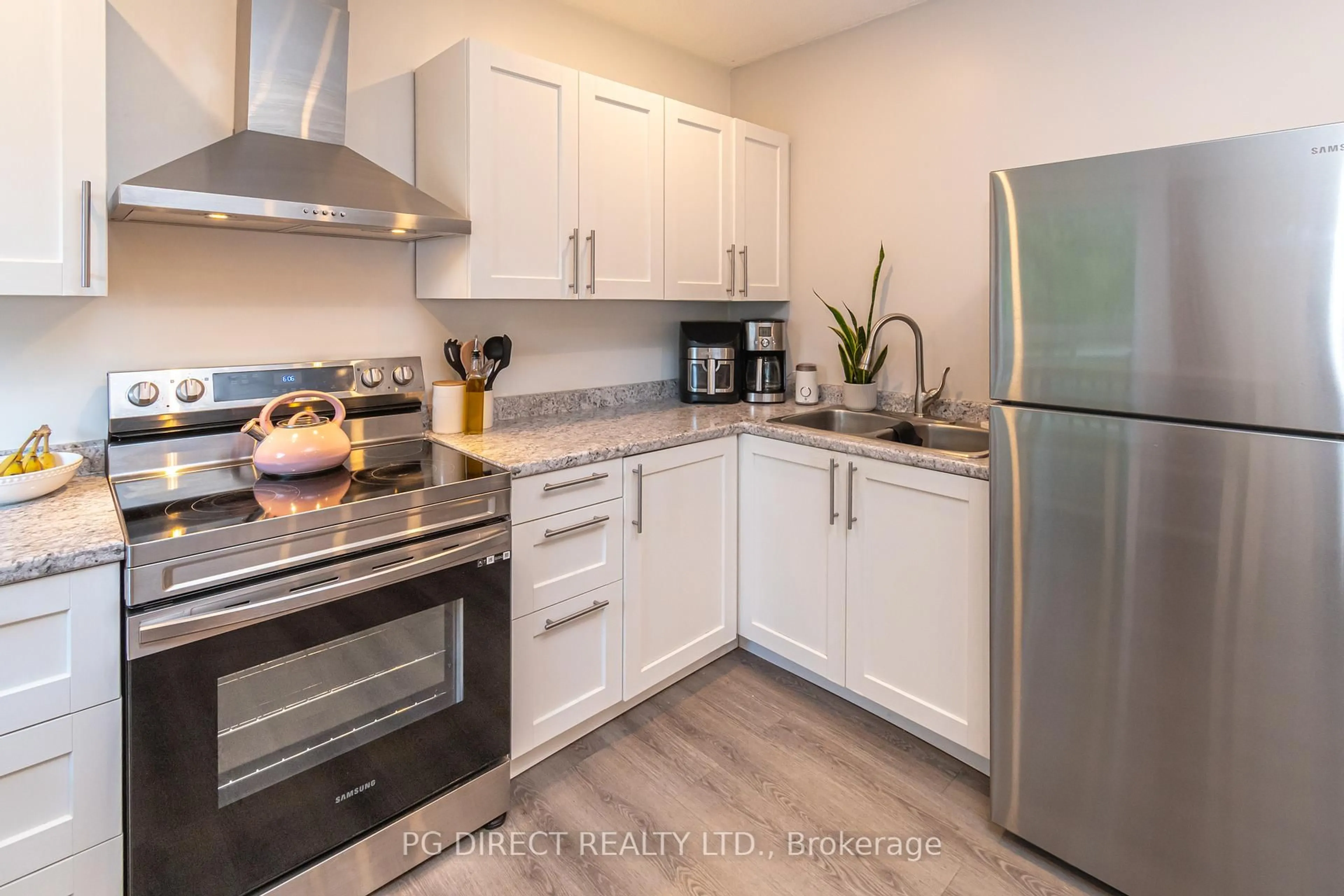 Standard kitchen, unknown for 28 Johnson St, Barrie Ontario L4M 6C4