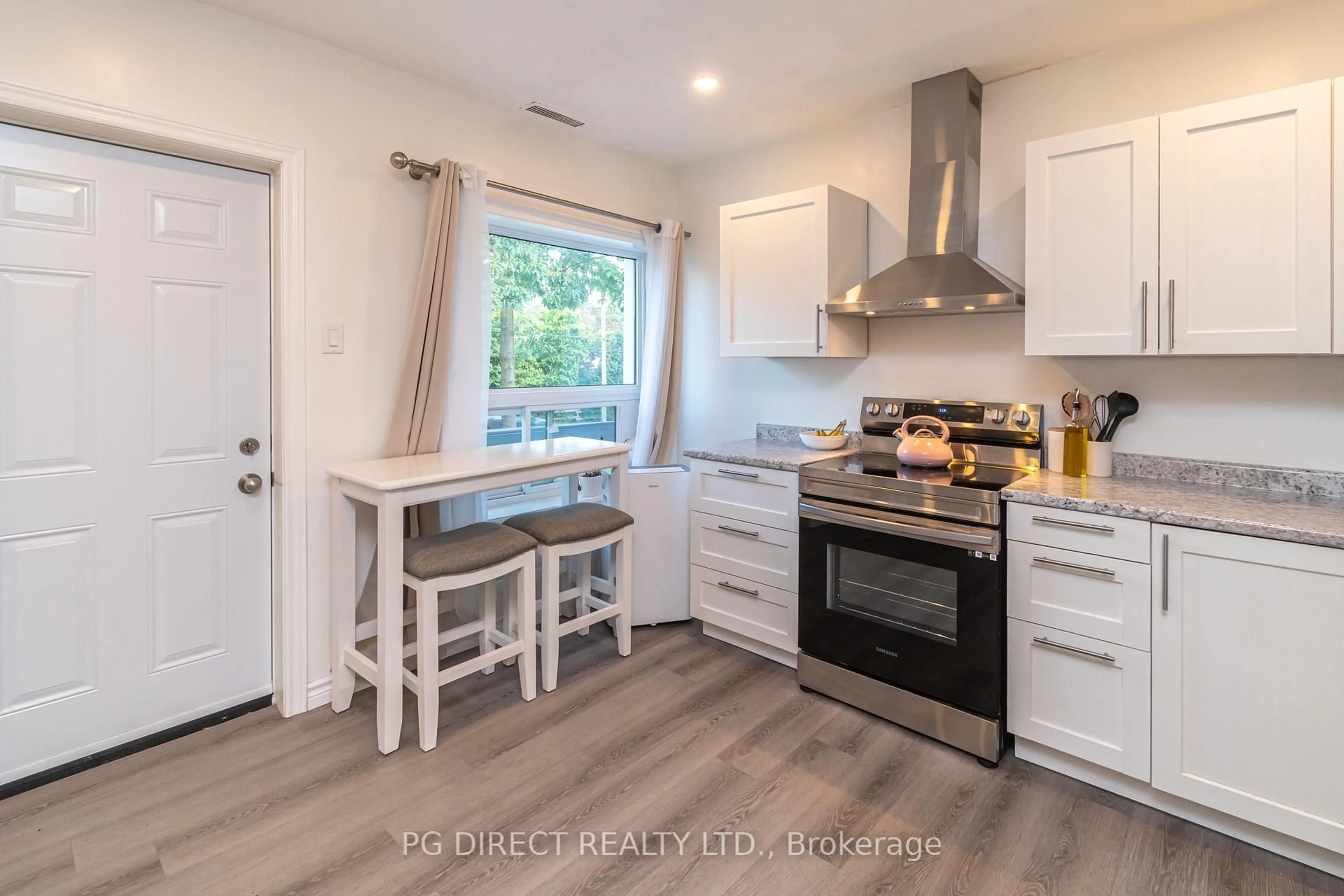 Open concept kitchen, wood/laminate floor for 28 Johnson St, Barrie Ontario L4M 6C4