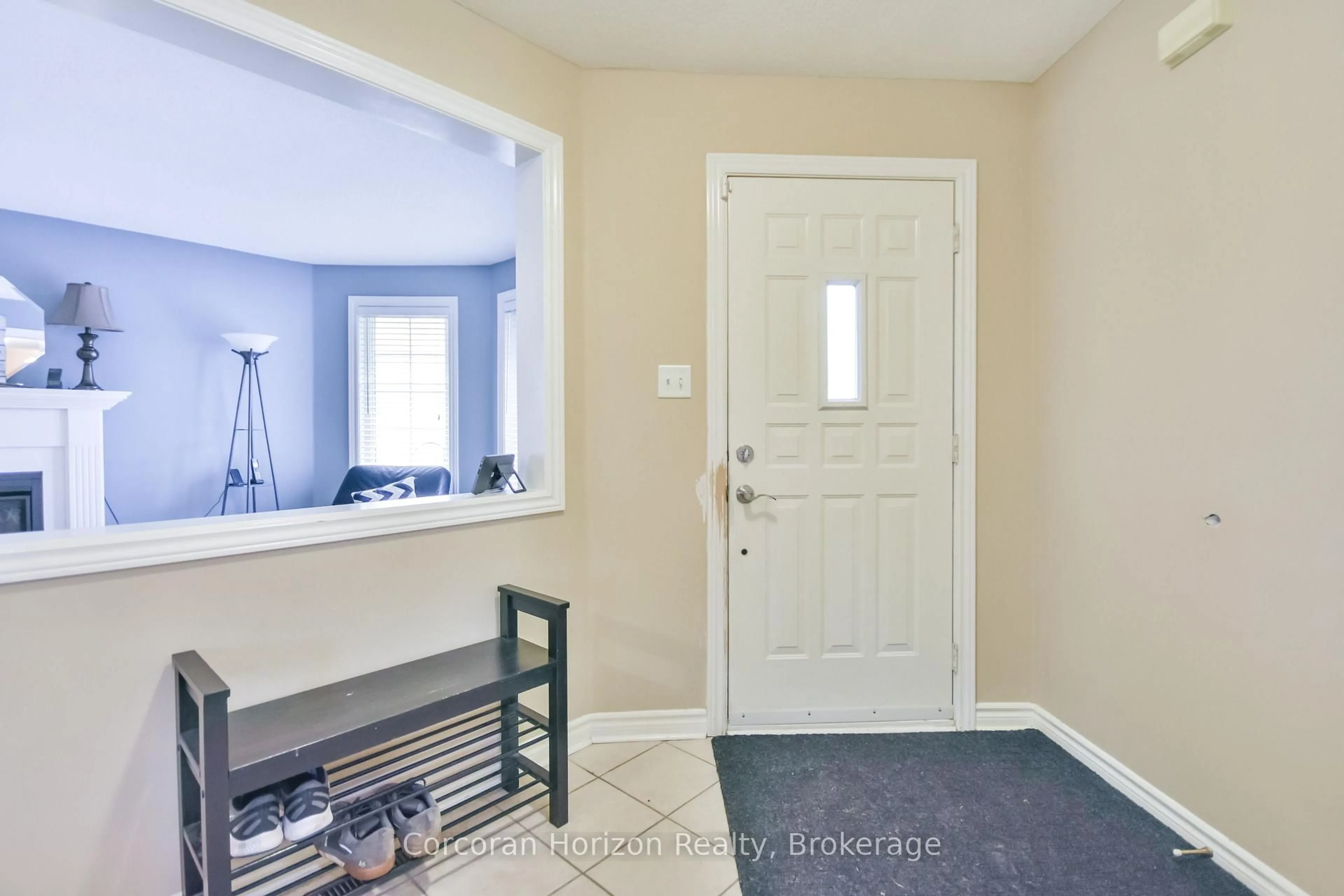 Indoor entryway for 52 Stephanie Lane, Barrie Ontario L4N 0V1