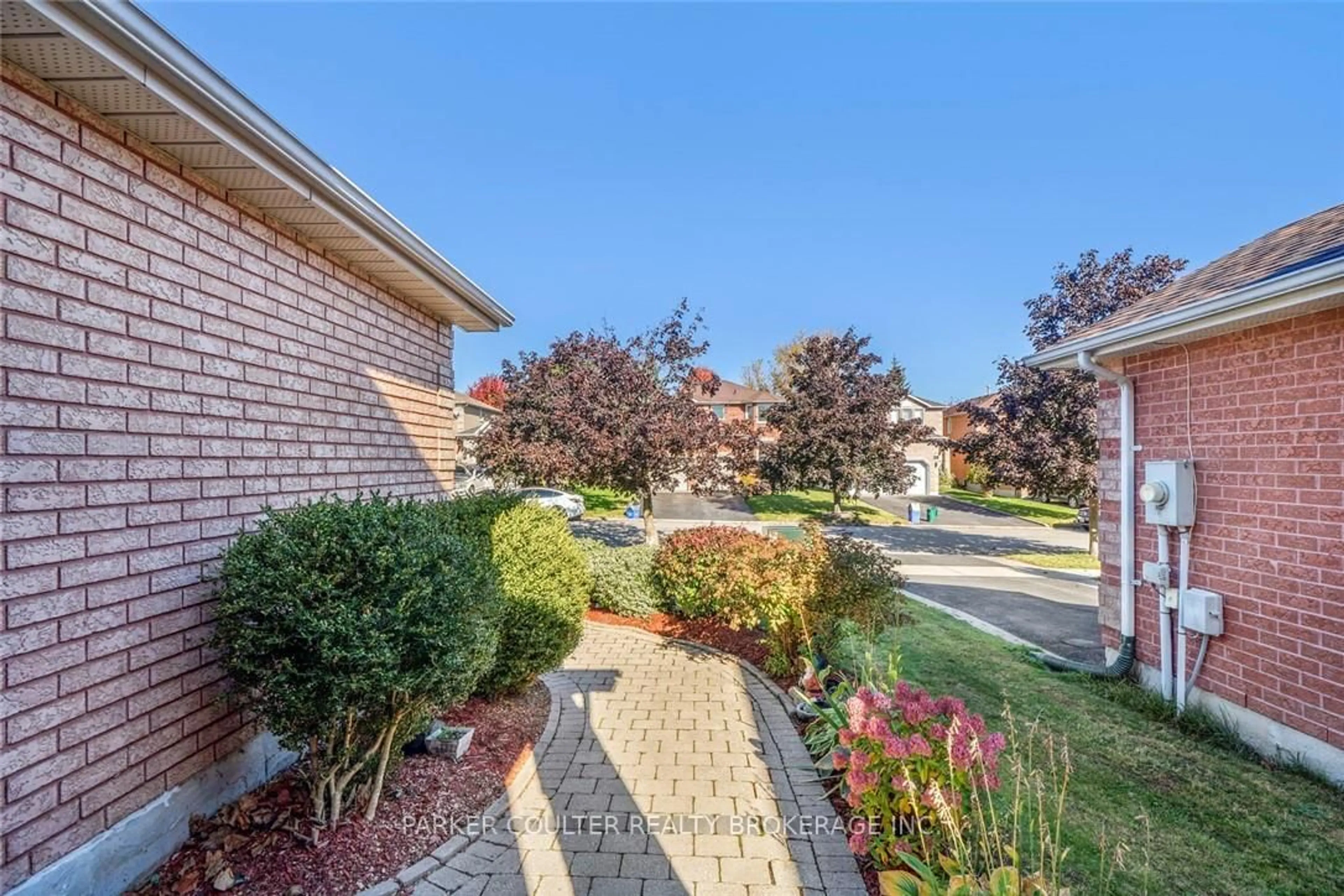A pic from outside/outdoor area/front of a property/back of a property/a pic from drone, street for 41 Widgeon St, Barrie Ontario L4N 8W5