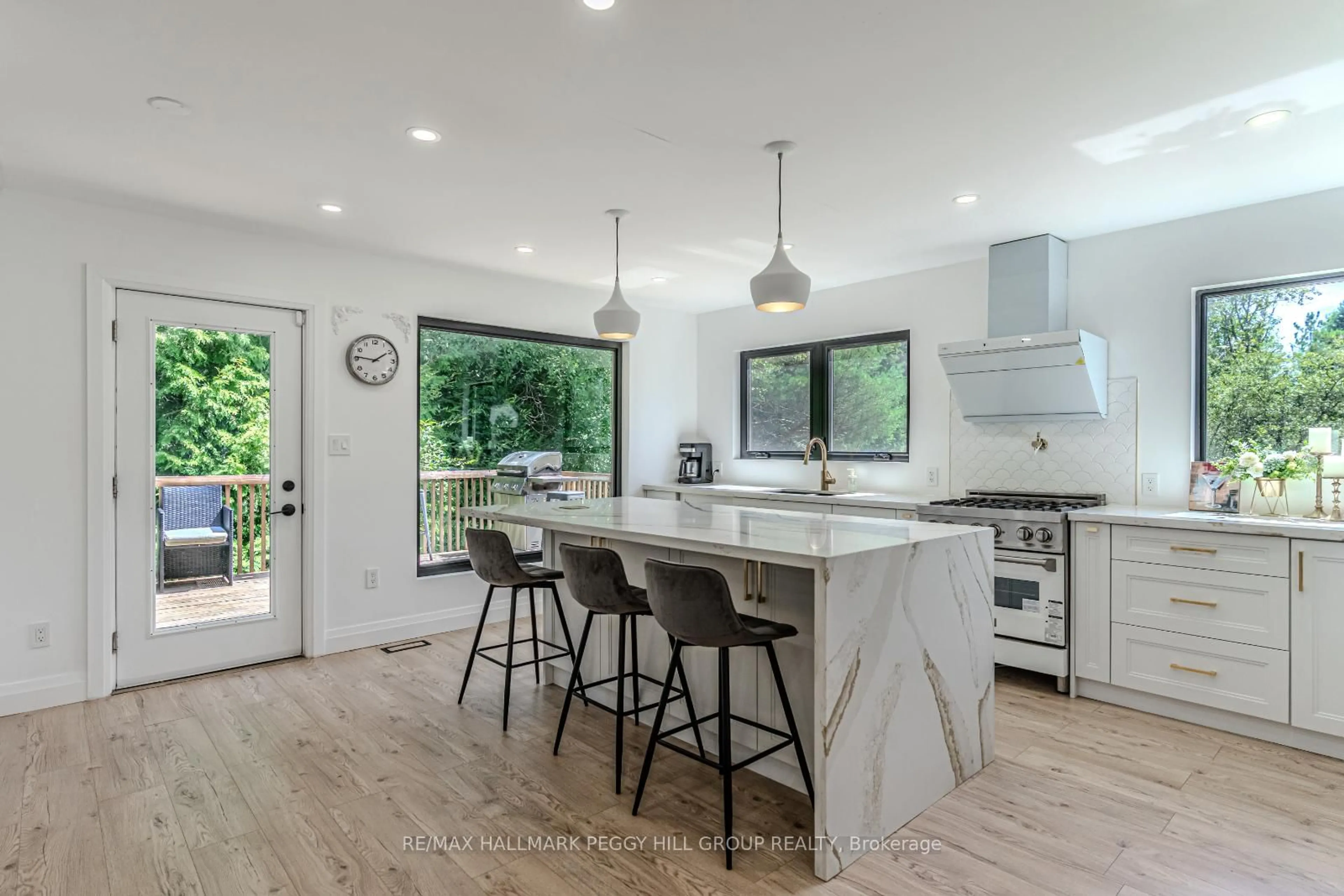 Open concept kitchen, unknown for 20 Hillview Cres, Springwater Ontario L9X 1N4