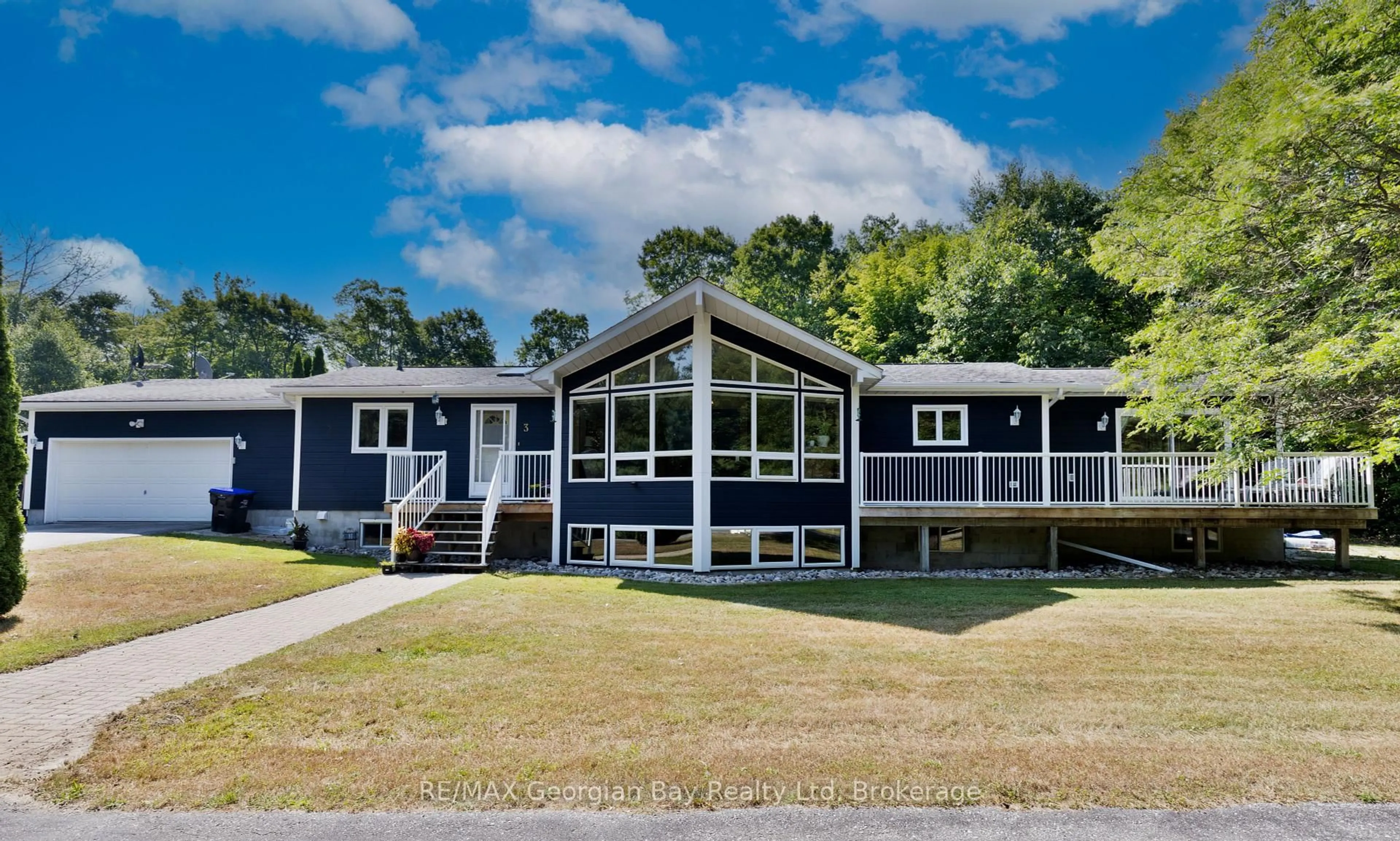Home with vinyl exterior material, water/lake/river/ocean view for 3 Oakdale Crt, Penetanguishene Ontario L9M 2A5