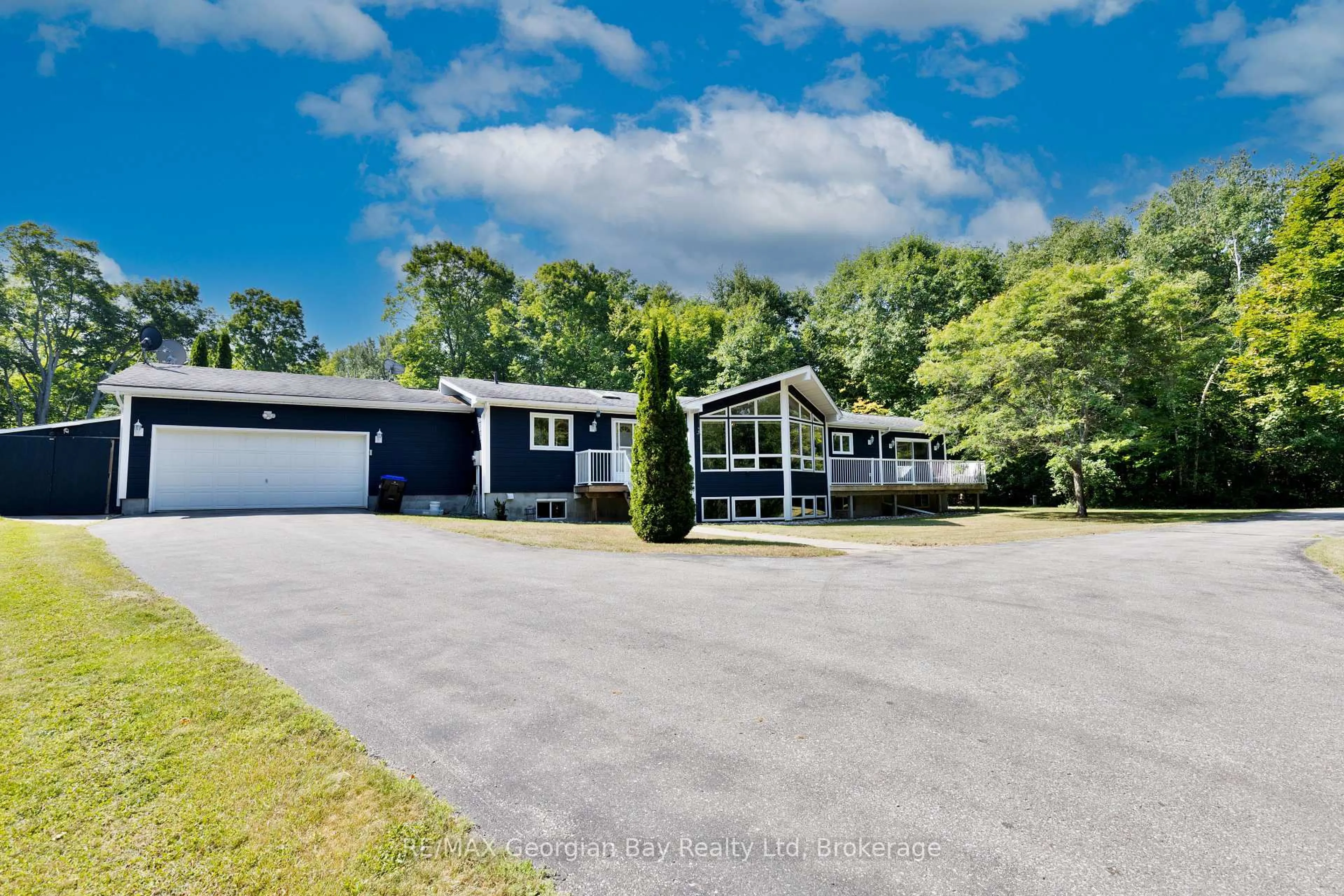 A pic from outside/outdoor area/front of a property/back of a property/a pic from drone, water/lake/river/ocean view for 3 Oakdale Crt, Penetanguishene Ontario L9M 2A5