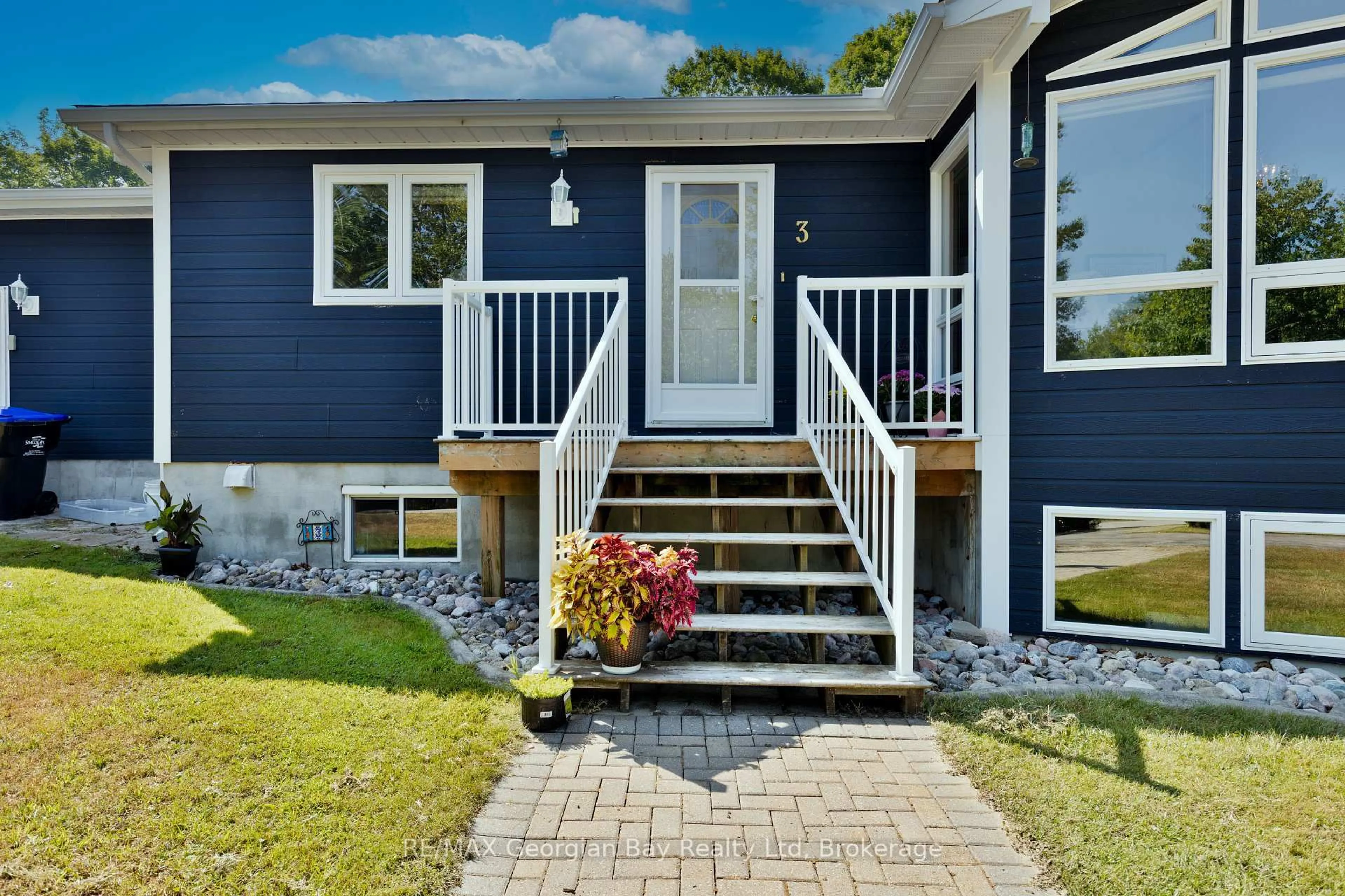 Home with vinyl exterior material, street for 3 Oakdale Crt, Penetanguishene Ontario L9M 2A5