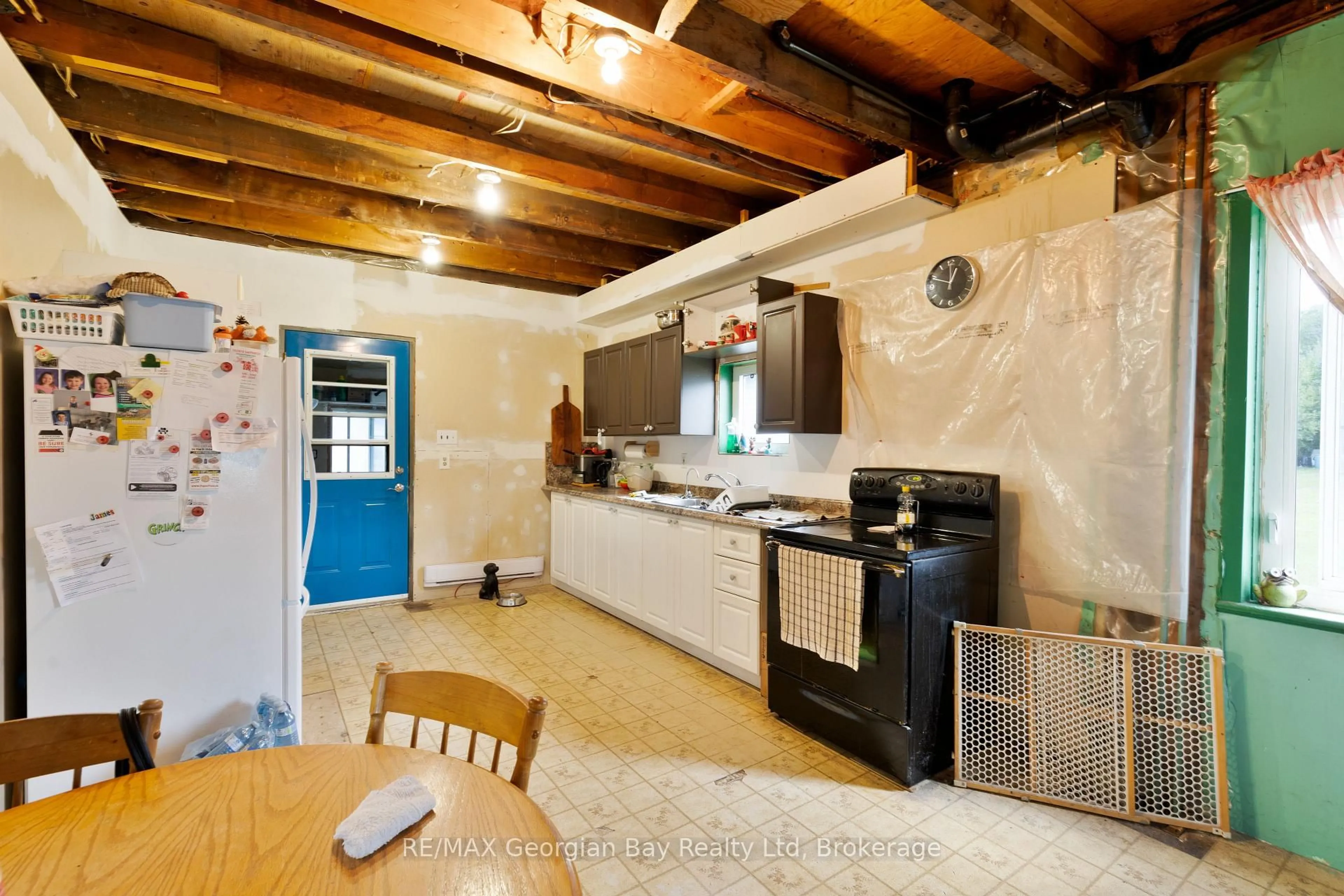 Standard kitchen, ceramic/tile floor for 461 William St, Tay Ontario L0K 2A0